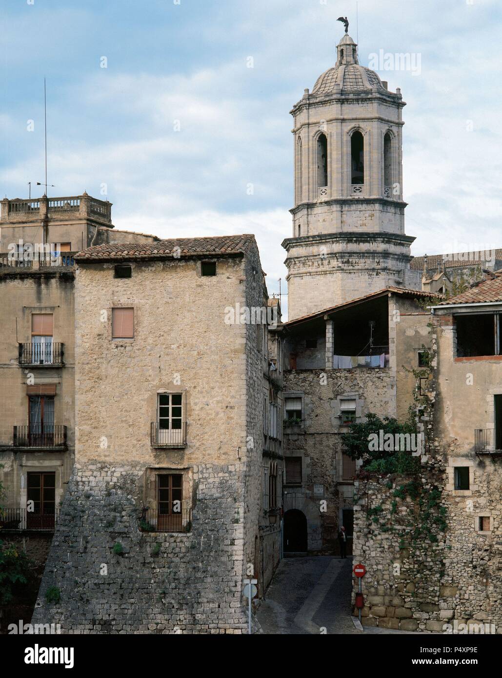 L'Espagne. La Catalogne. Girona. Quartier juif. German Street et la tour de la cathédrale. Banque D'Images