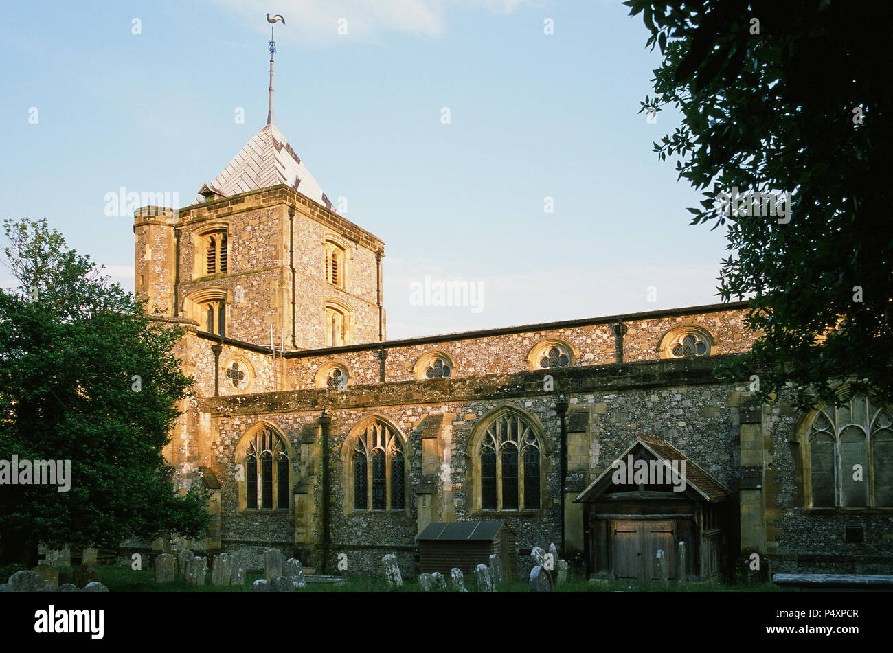 L'historique église du xive siècle de St Nicolas à Worthing, West Sussex, UK, en début de soirée, à l'été Banque D'Images