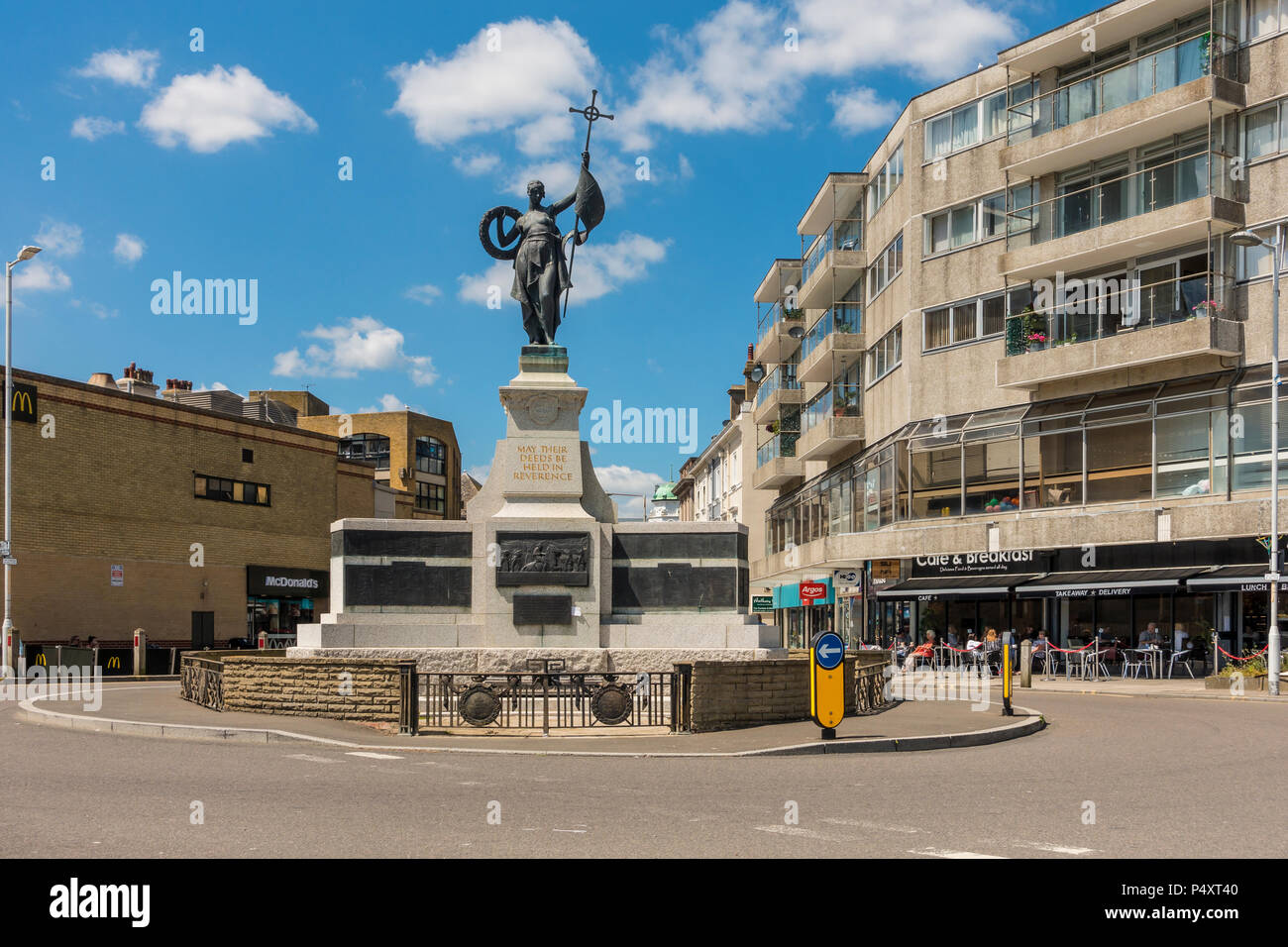 Coquelles War Memorial,Avenue du Souvenir,Folkestone Kent,CE,Mémorial commémore les résidents de Coquelles qui ont été tués ou portés disparus en Wor Banque D'Images