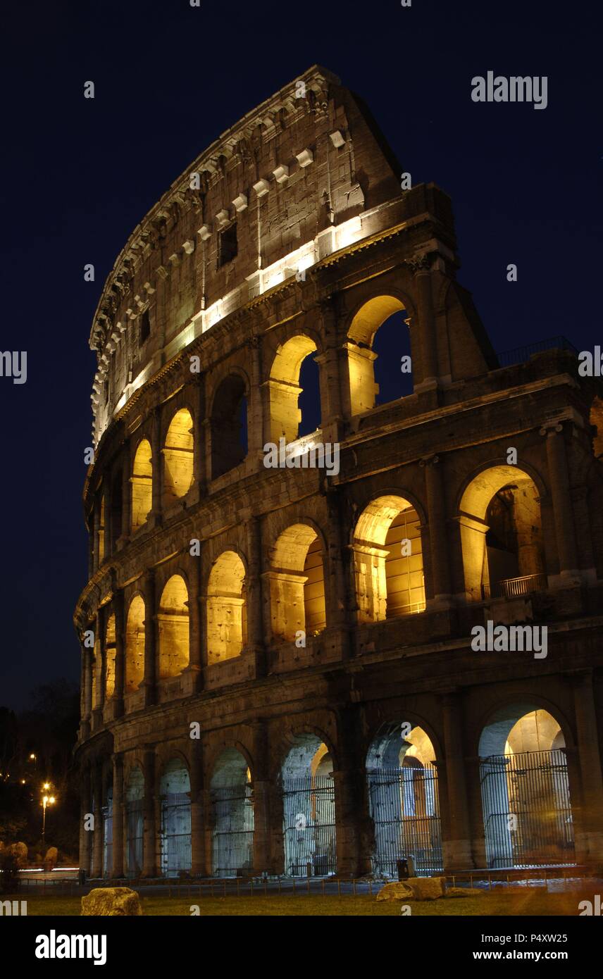 L'Italie. Rome. Le Colisée (Coliseum) ou Flavian Amphitheater. La construction elliptique construits en béton et en pierre. 1er siècle A.C. Vue nocturne. Banque D'Images