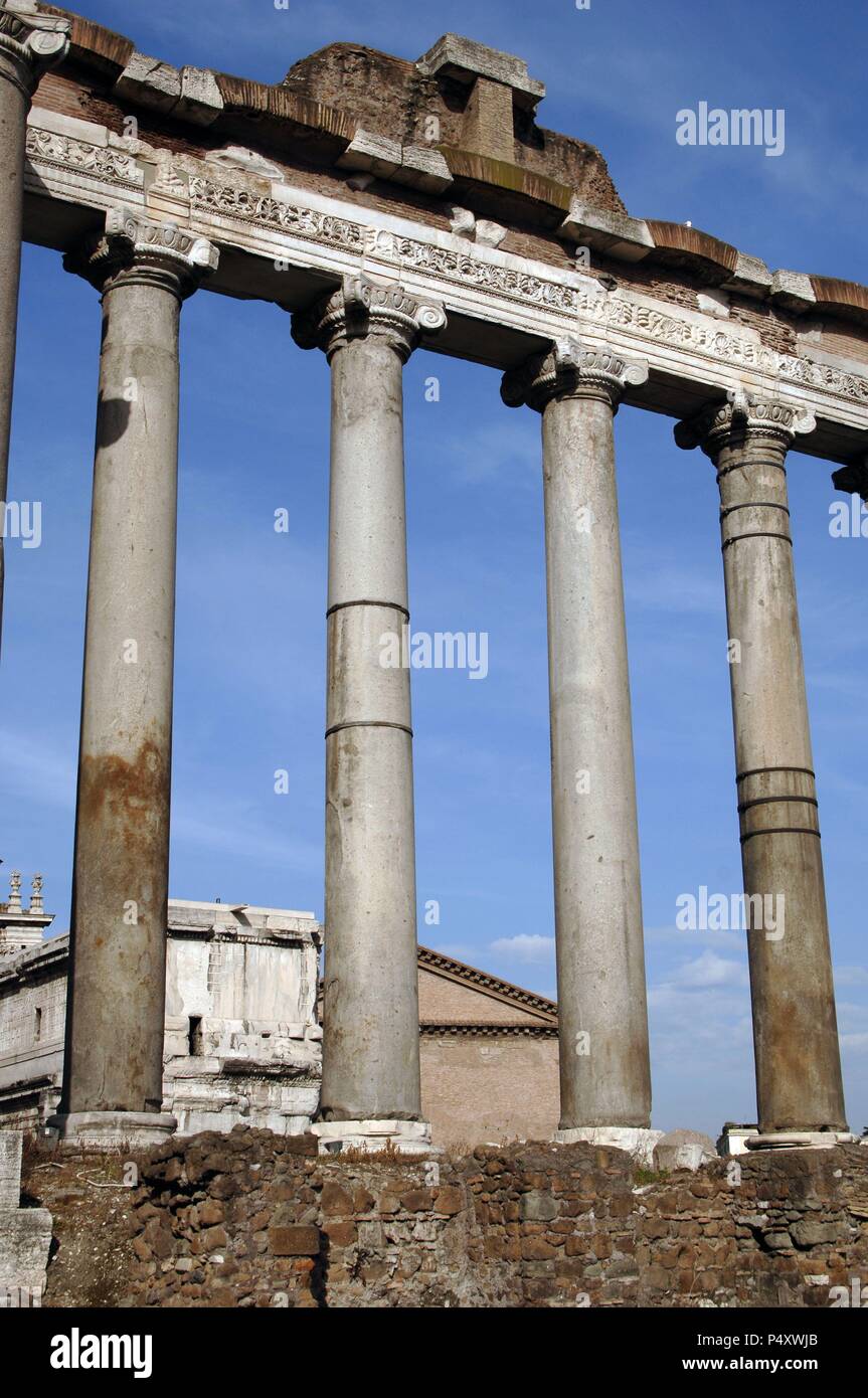 L'Italie. Rome. Temple de Saturne. 498 BC. Forum romain. Banque D'Images