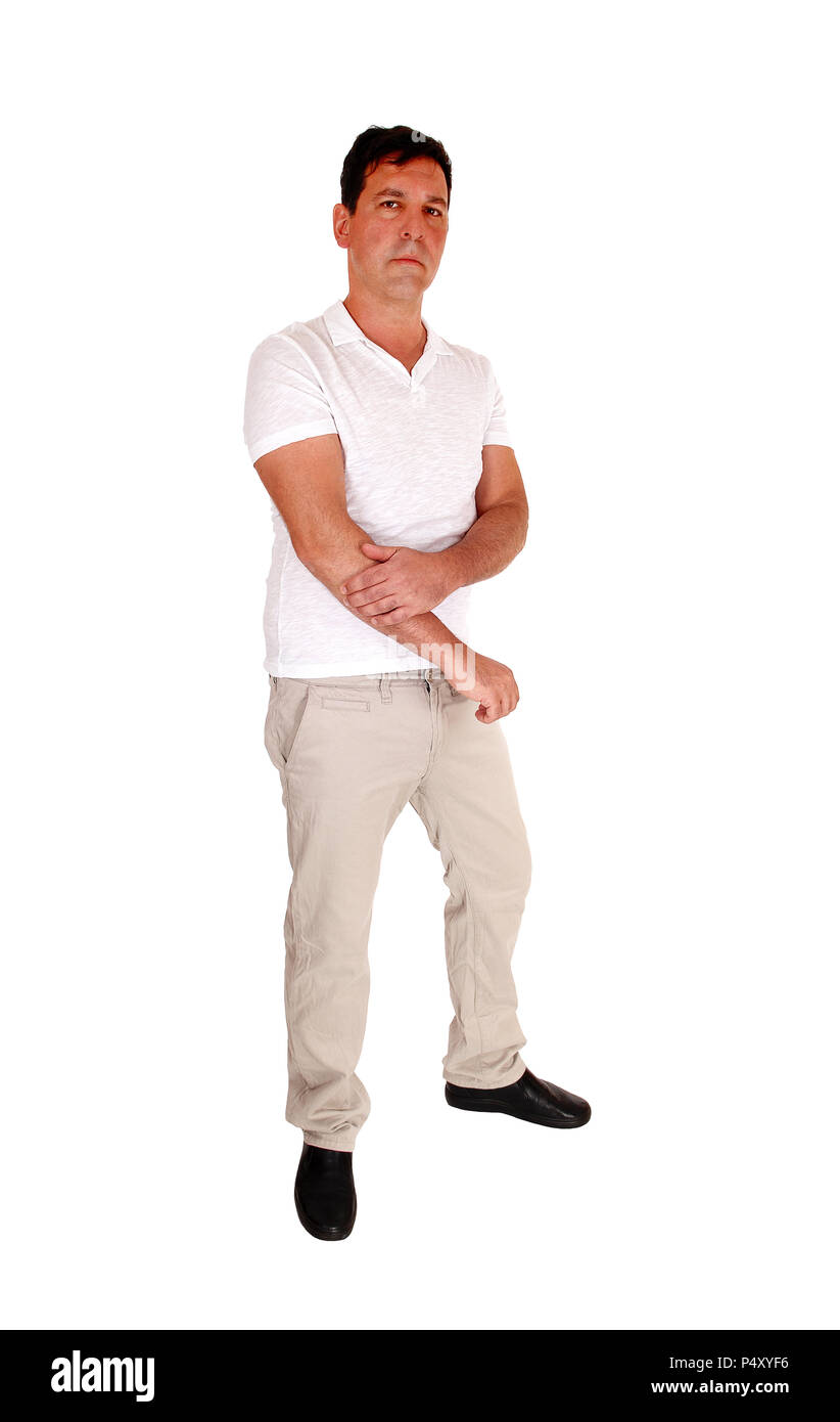 Un grand beau moyen age homme debout en pantalon beige et blanc T-shirt à  la grave, pour isolé sur fond blanc Photo Stock - Alamy