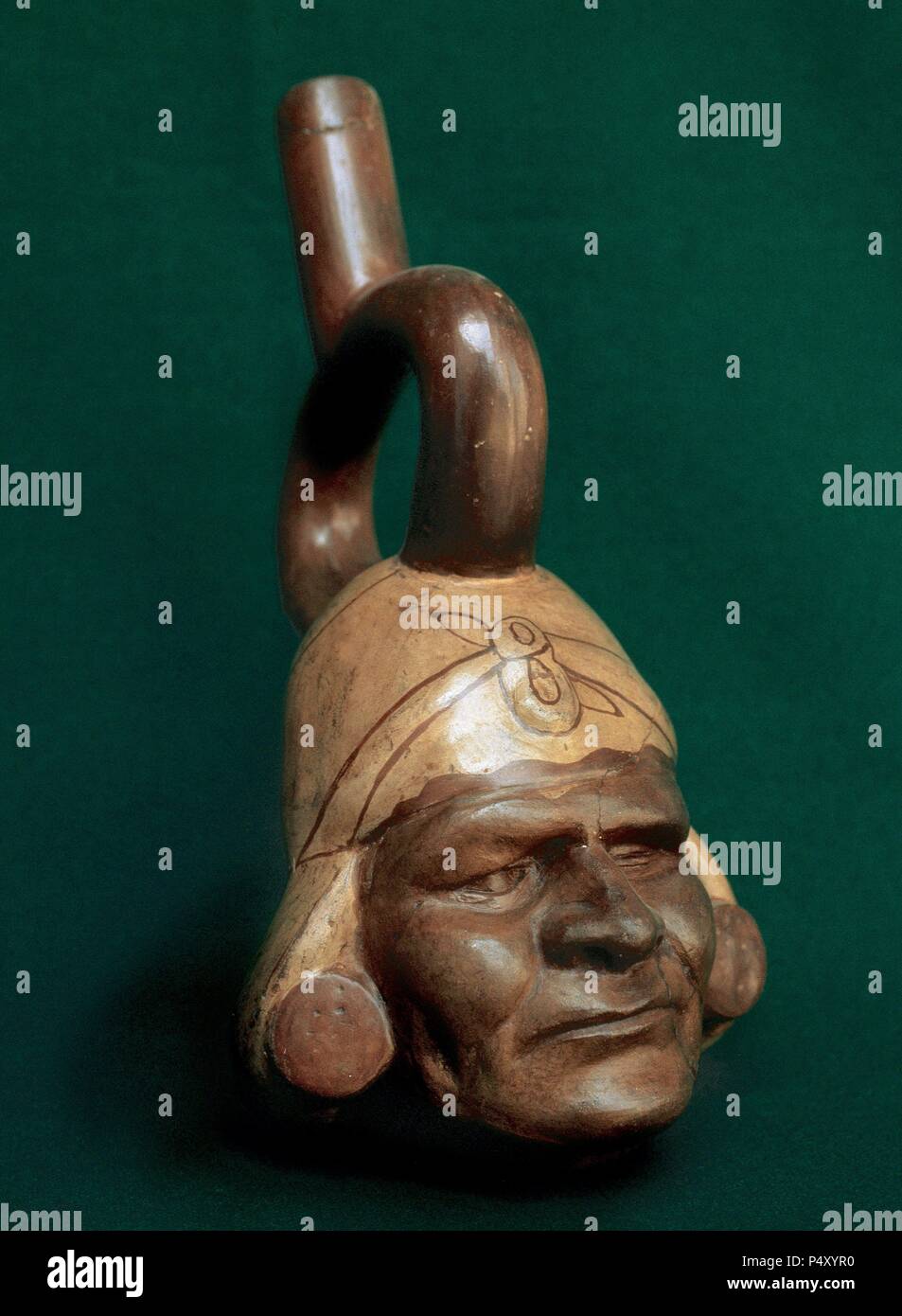 L'Art Précolombien La Culture Moche (100 à 900 avant J.-C.). Portrait moche de la tuyère d'étrier bateau. Musée archéologique. Cusco. Le Pérou. Banque D'Images L'Art Précolombien La Culture Moche (100 à 900 avant J.-C.). Portrait moche de la tuyère d'étrier bateau. Musée archéologique. Cusco. Le Pérou. Banque D'Images