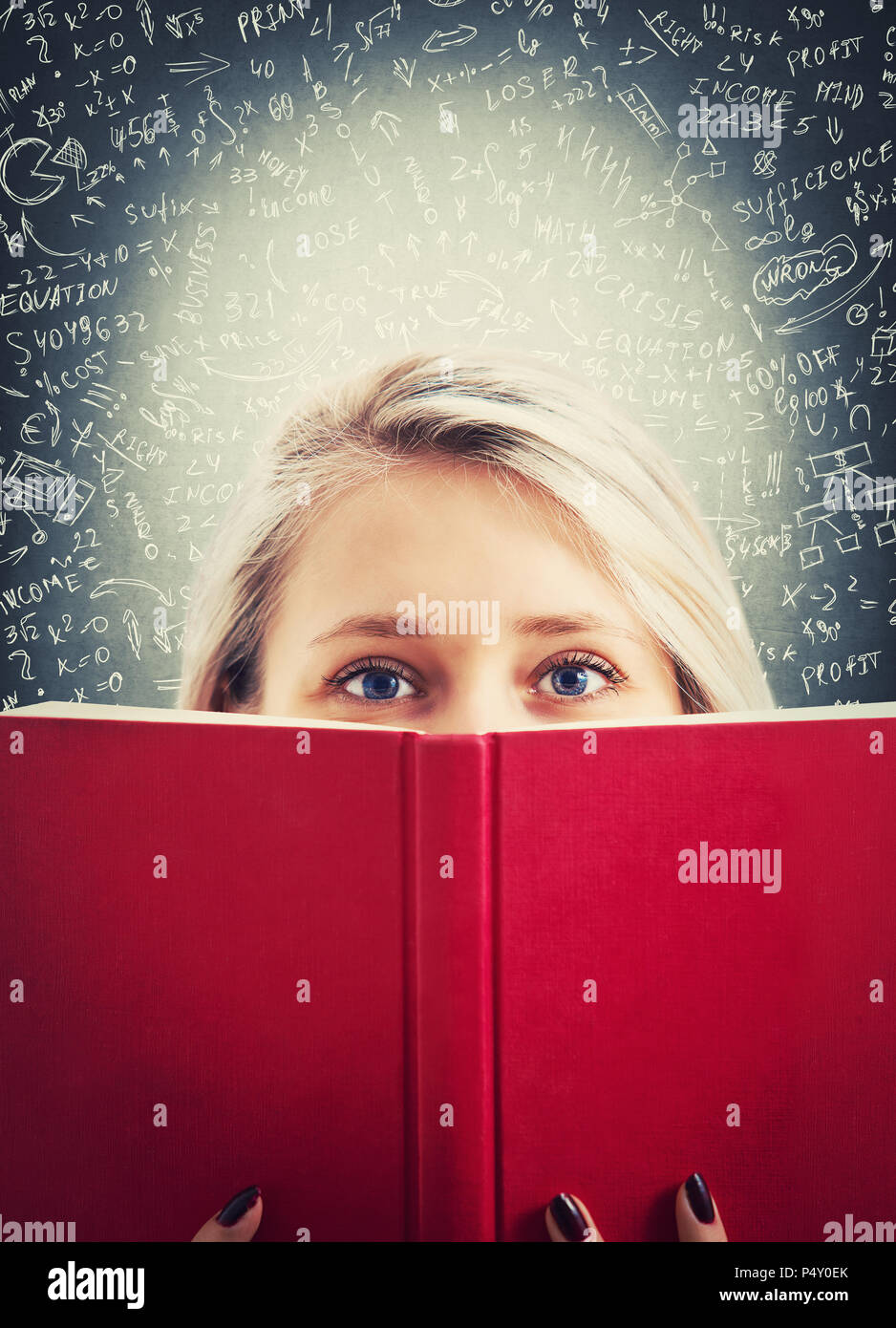 Close up portrait of girl étudiant à se cacher derrière un livre. Trouver la bonne réponse à la difficile calcul mathématiques. Résoudre equati Banque D'Images