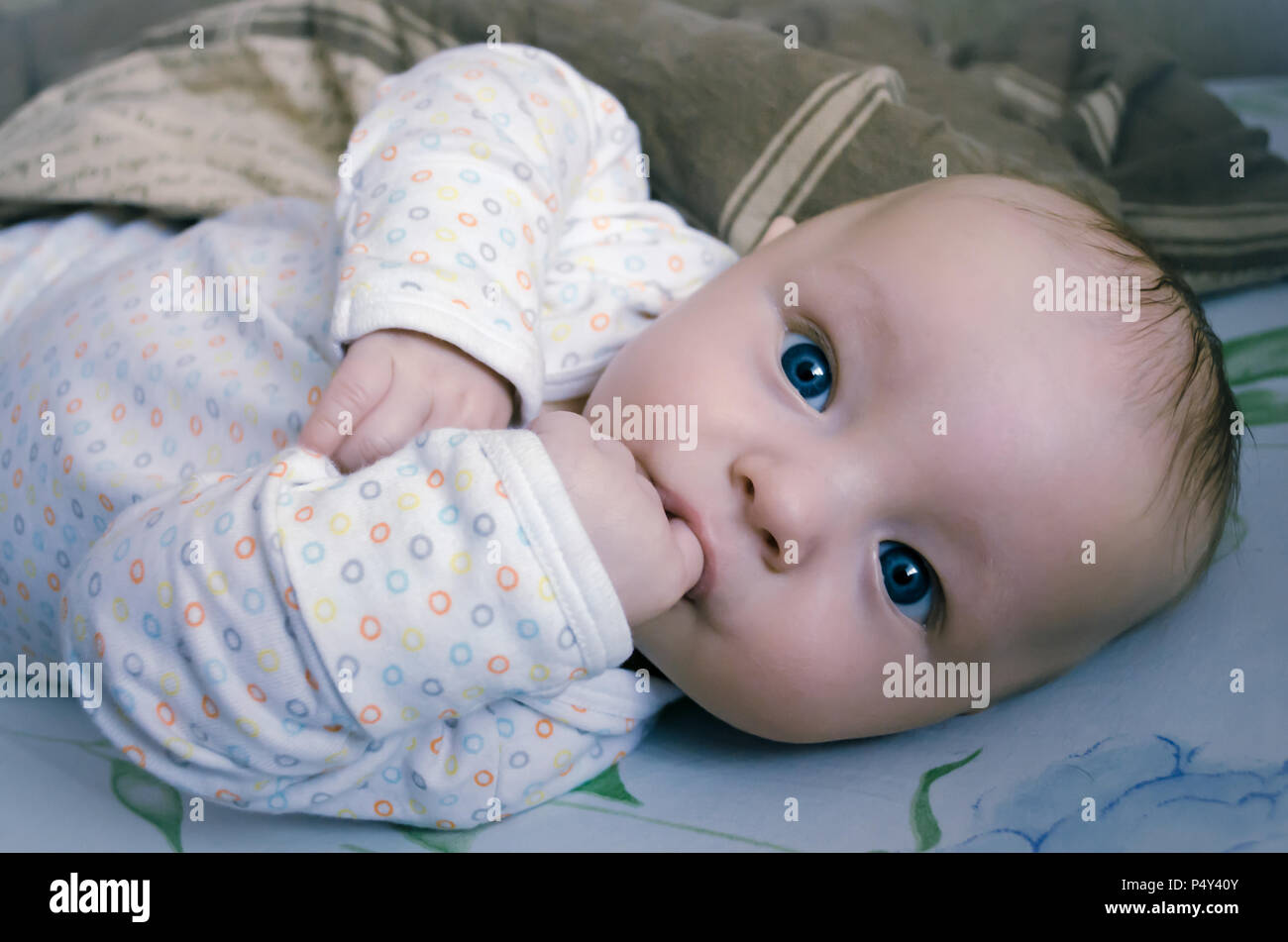 Bebe Garcon 3 Mois Avec De Grands Yeux Bleus De Sucer Son Doigt Photo Stock Alamy