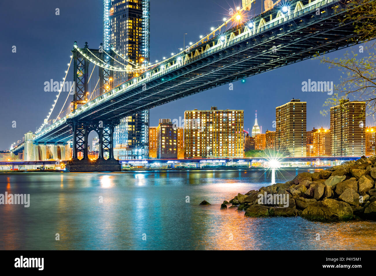 Pont de Manhattan by night Banque D'Images