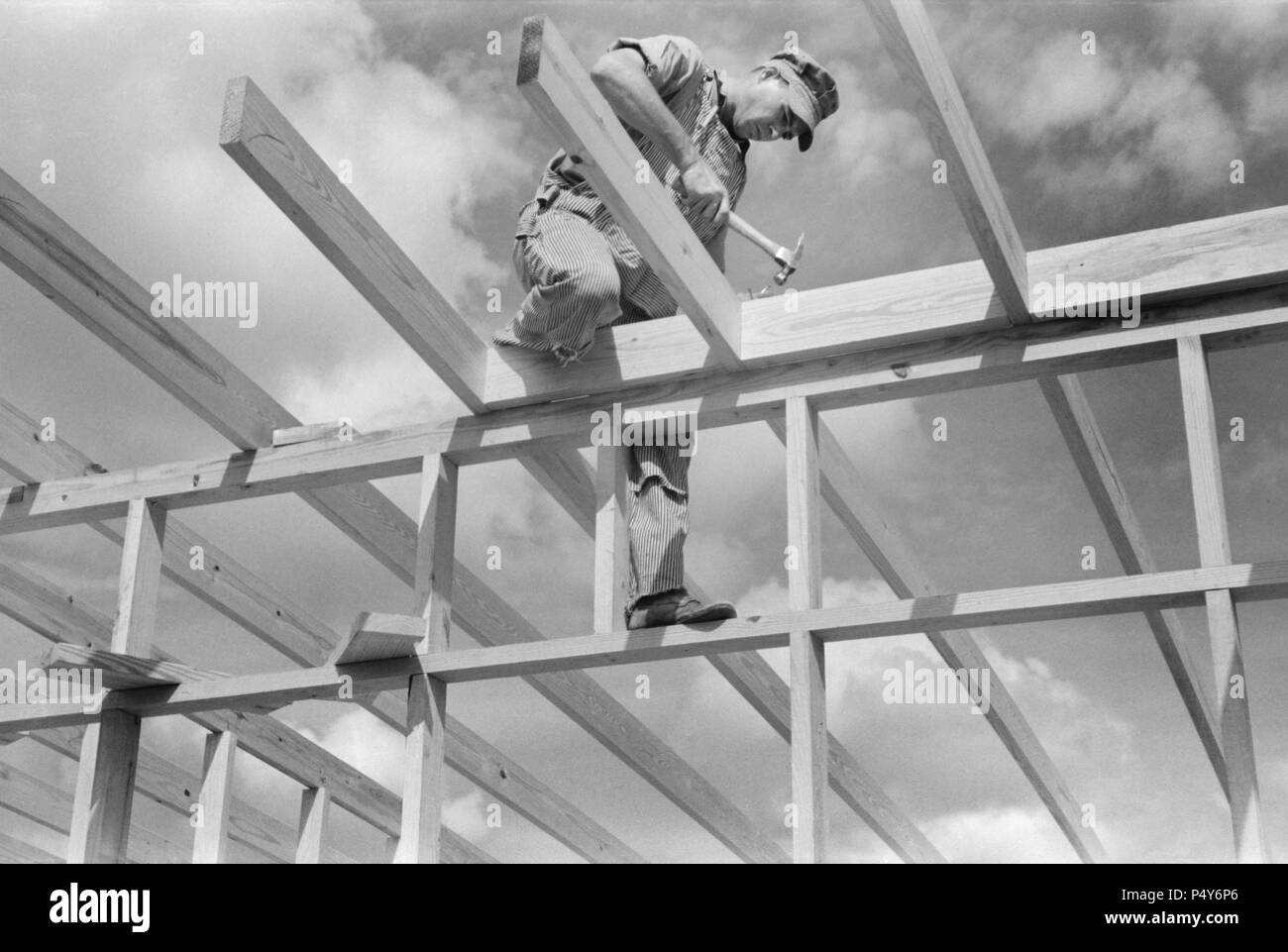 Menuisier travaillant sur le cadre d'une unité d'un camp de migrants, Sinton, Texas, USA, Russell Lee, Farm Security Administration, Octobre 1939 Banque D'Images