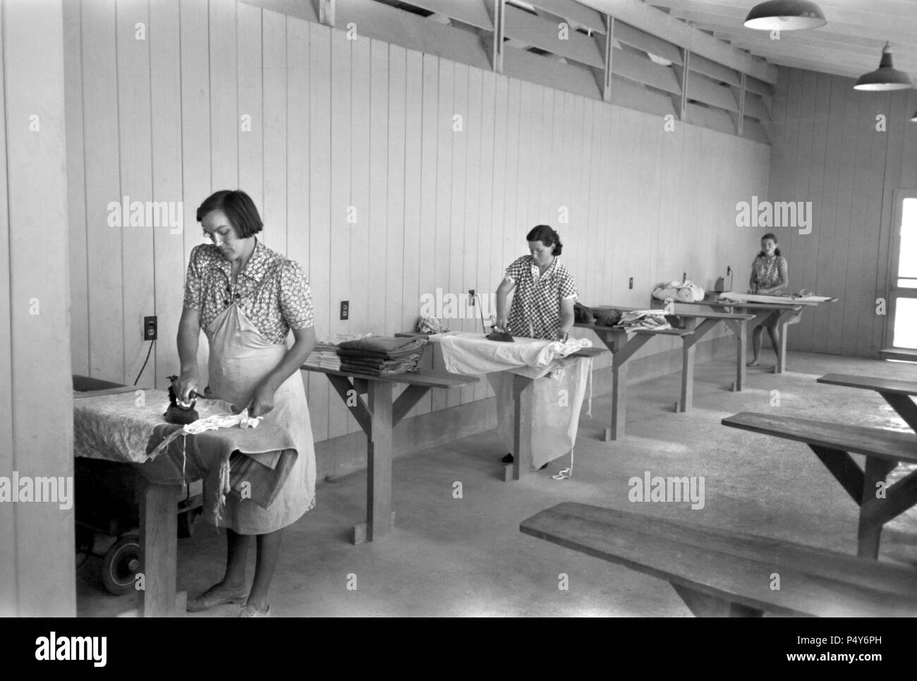 Salle de repassage, Agua Fria, Camp de travail migrateurs, Arizona, USA, Russell Lee, Farm Security Administration, Mars 1940 Banque D'Images