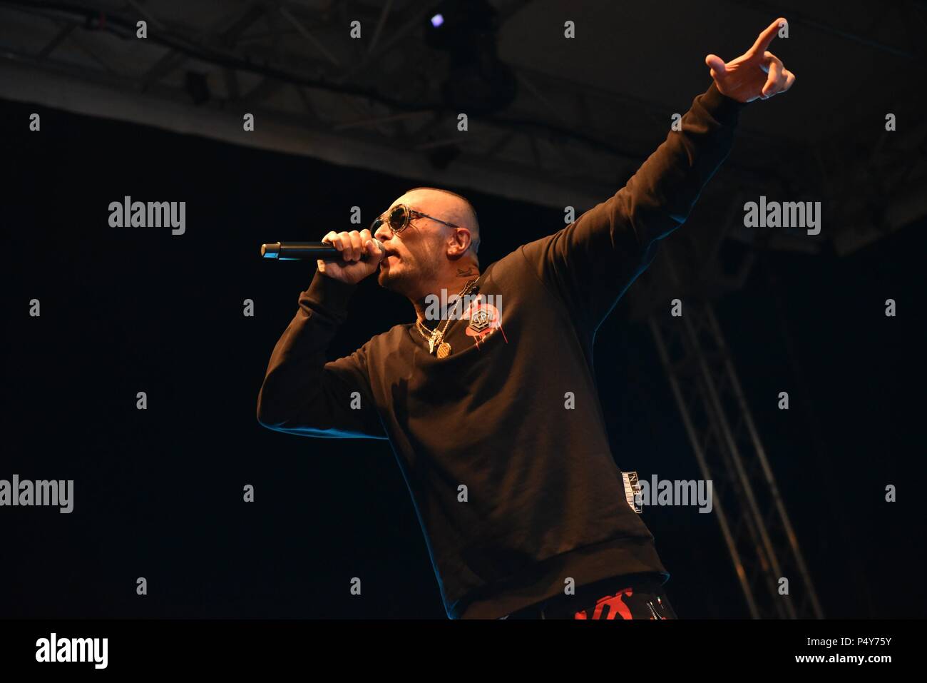 Naples, Italie. 23 Juin, 2018. Gue Pequeno un rappeur italien et auteur-compositeur, il se produit en concert à Arenile recharger à Naples au cours de sa tournée d'été 2018 tournée Gentleman edition. Credit : Paola Visone/Pacific Press/Alamy Live News Banque D'Images