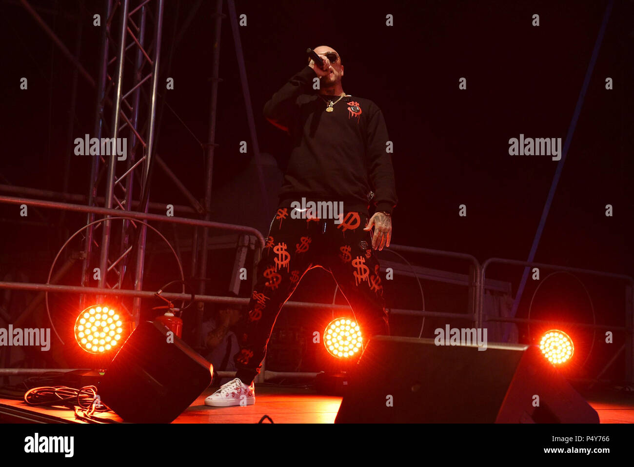 Naples, Italie. 23 Juin, 2018. Gue Pequeno un rappeur italien et auteur-compositeur, il se produit en concert à Arenile recharger à Naples au cours de sa tournée d'été 2018 tournée Gentleman edition. Credit : Paola Visone/Pacific Press/Alamy Live News Banque D'Images