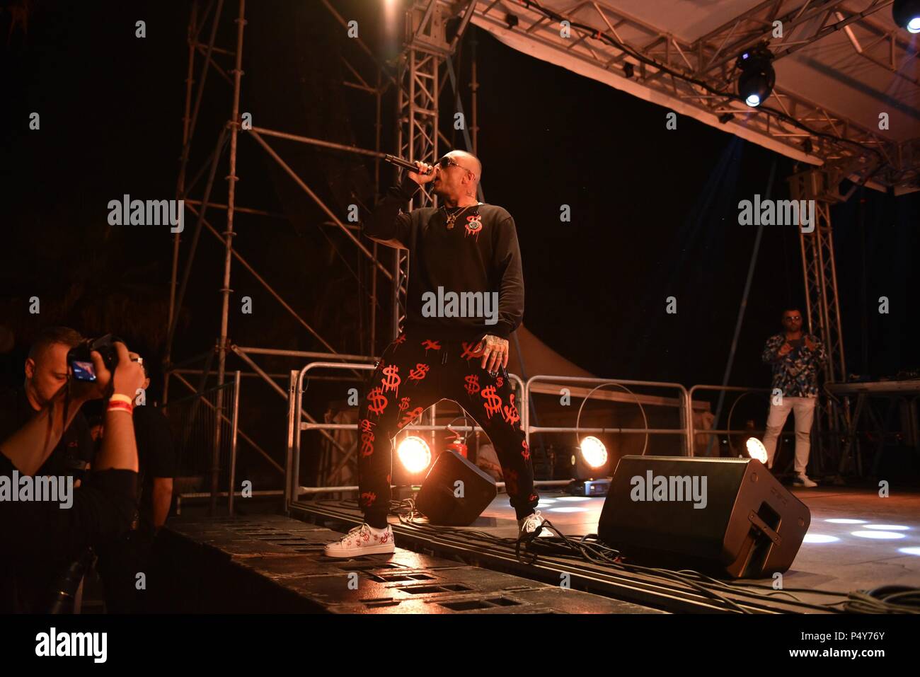 Naples, Italie. 23 Juin, 2018. Gue Pequeno un rappeur italien et auteur-compositeur, il se produit en concert à Arenile recharger à Naples au cours de sa tournée d'été 2018 tournée Gentleman edition. Credit : Paola Visone/Pacific Press/Alamy Live News Banque D'Images