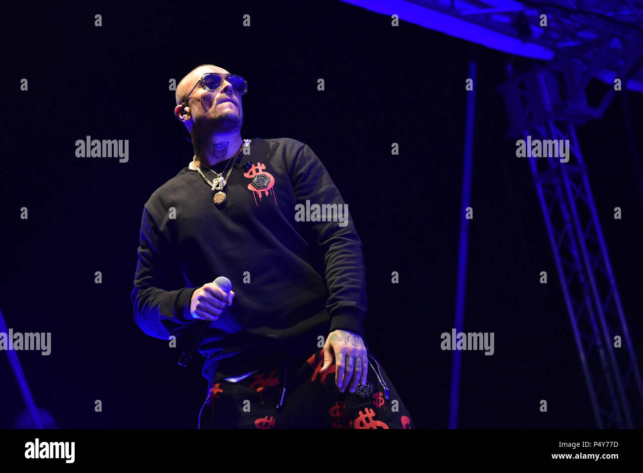 Naples, Italie. 23 Juin, 2018. Gue Pequeno un rappeur italien et auteur-compositeur, il se produit en concert à Arenile recharger à Naples au cours de sa tournée d'été 2018 tournée Gentleman edition. Credit : Paola Visone/Pacific Press/Alamy Live News Banque D'Images