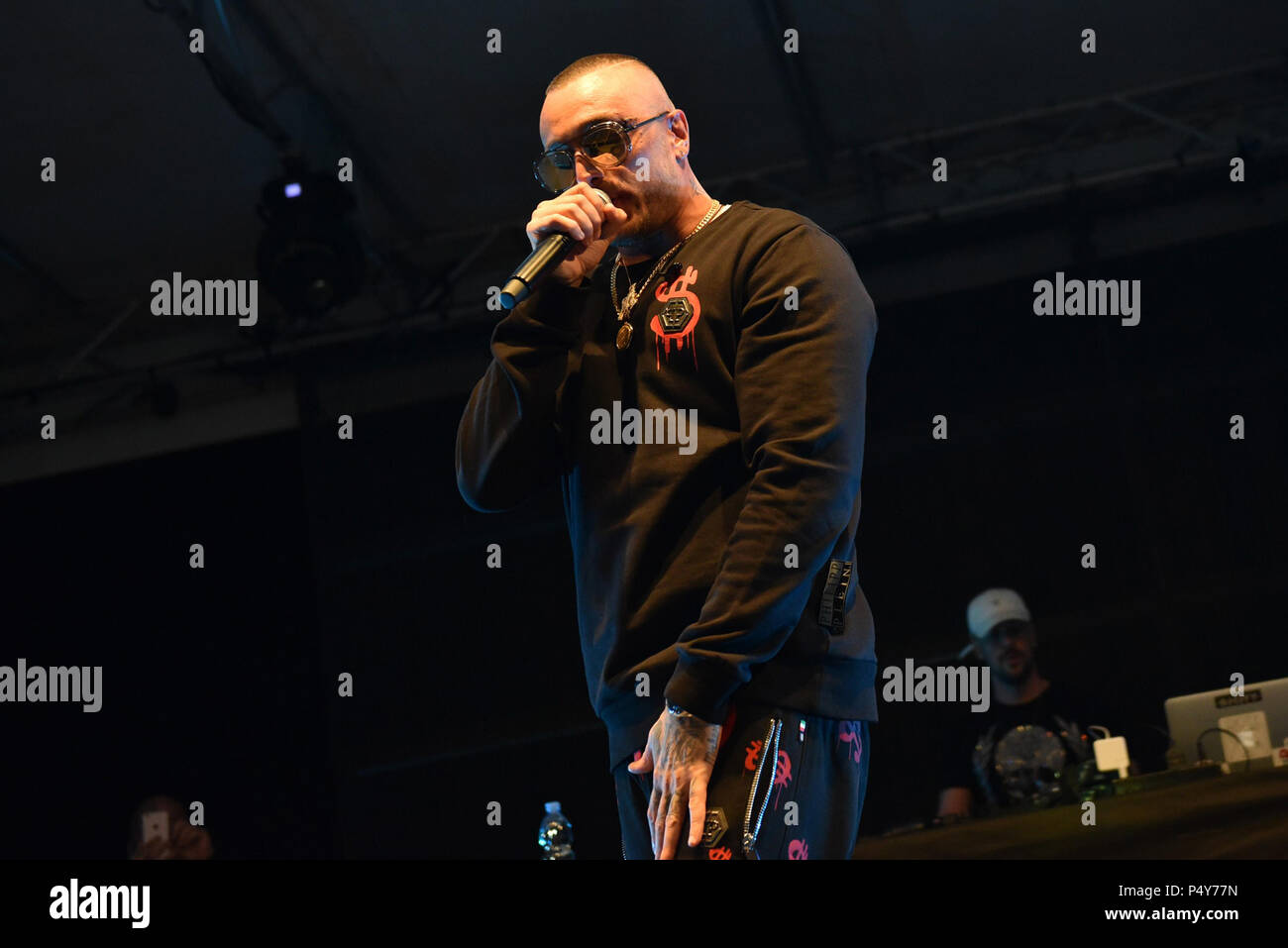 Naples, Italie. 23 Juin, 2018. Gue Pequeno un rappeur italien et auteur-compositeur, il se produit en concert à Arenile recharger à Naples au cours de sa tournée d'été 2018 tournée Gentleman edition. Credit : Paola Visone/Pacific Press/Alamy Live News Banque D'Images