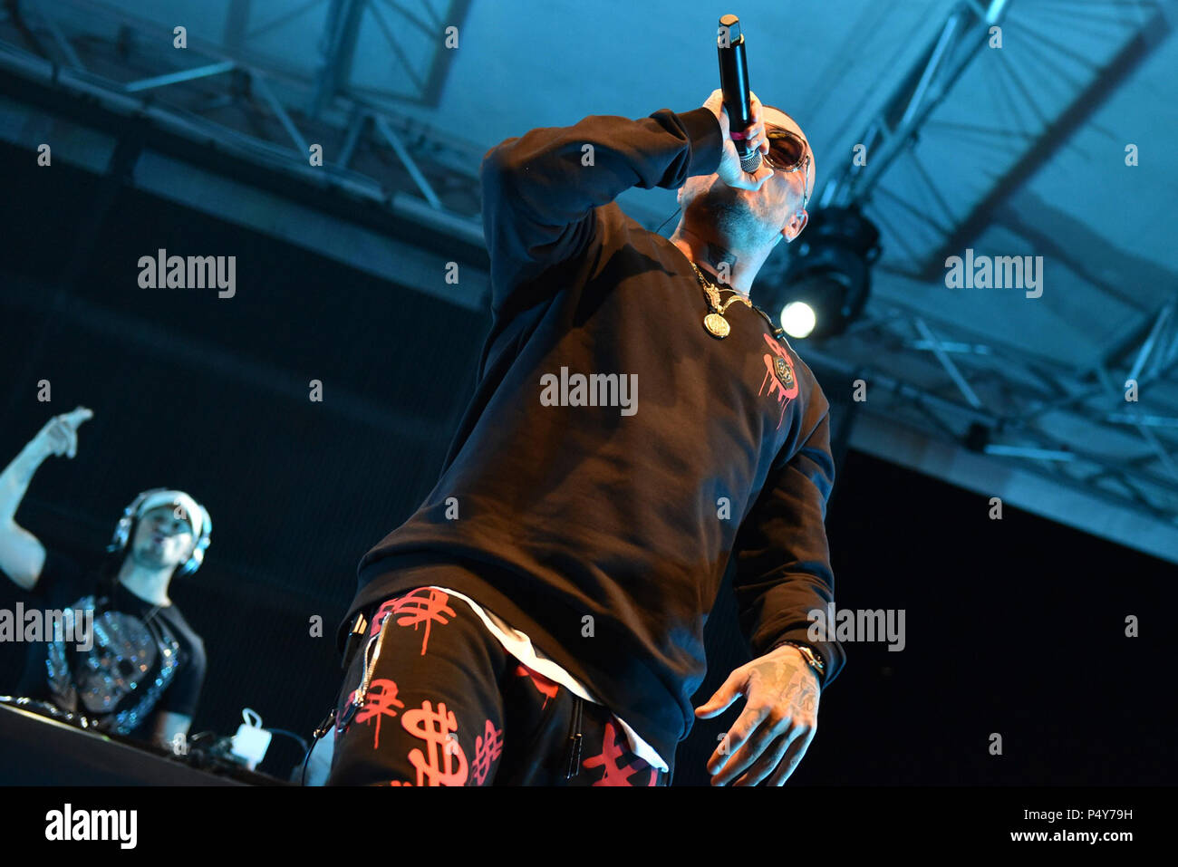 Naples, Italie. 23 Juin, 2018. Gue Pequeno un rappeur italien et auteur-compositeur, il se produit en concert à Arenile recharger à Naples au cours de sa tournée d'été 2018 tournée Gentleman edition. Credit : Paola Visone/Pacific Press/Alamy Live News Banque D'Images