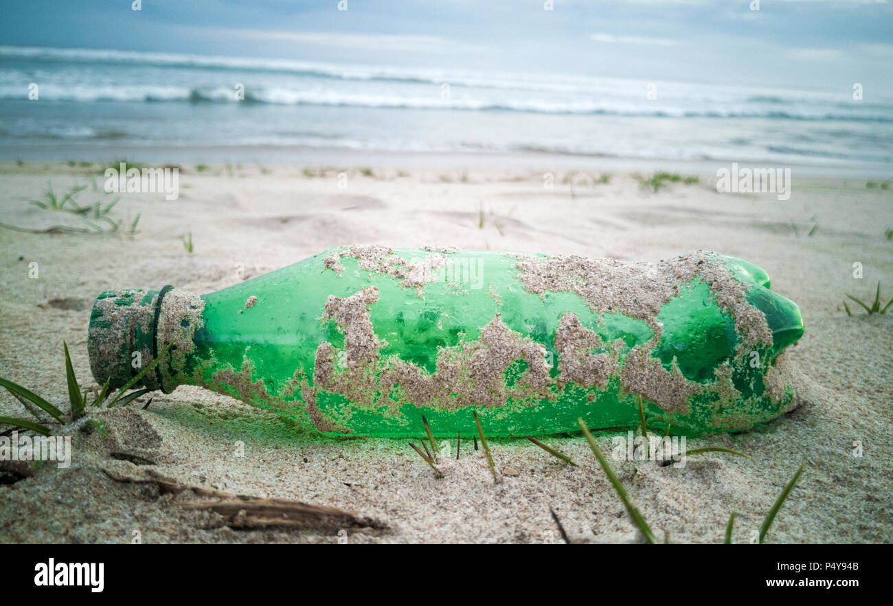 Bouteille en plastique à usage unique vide échoués sur la plage Banque D'Images