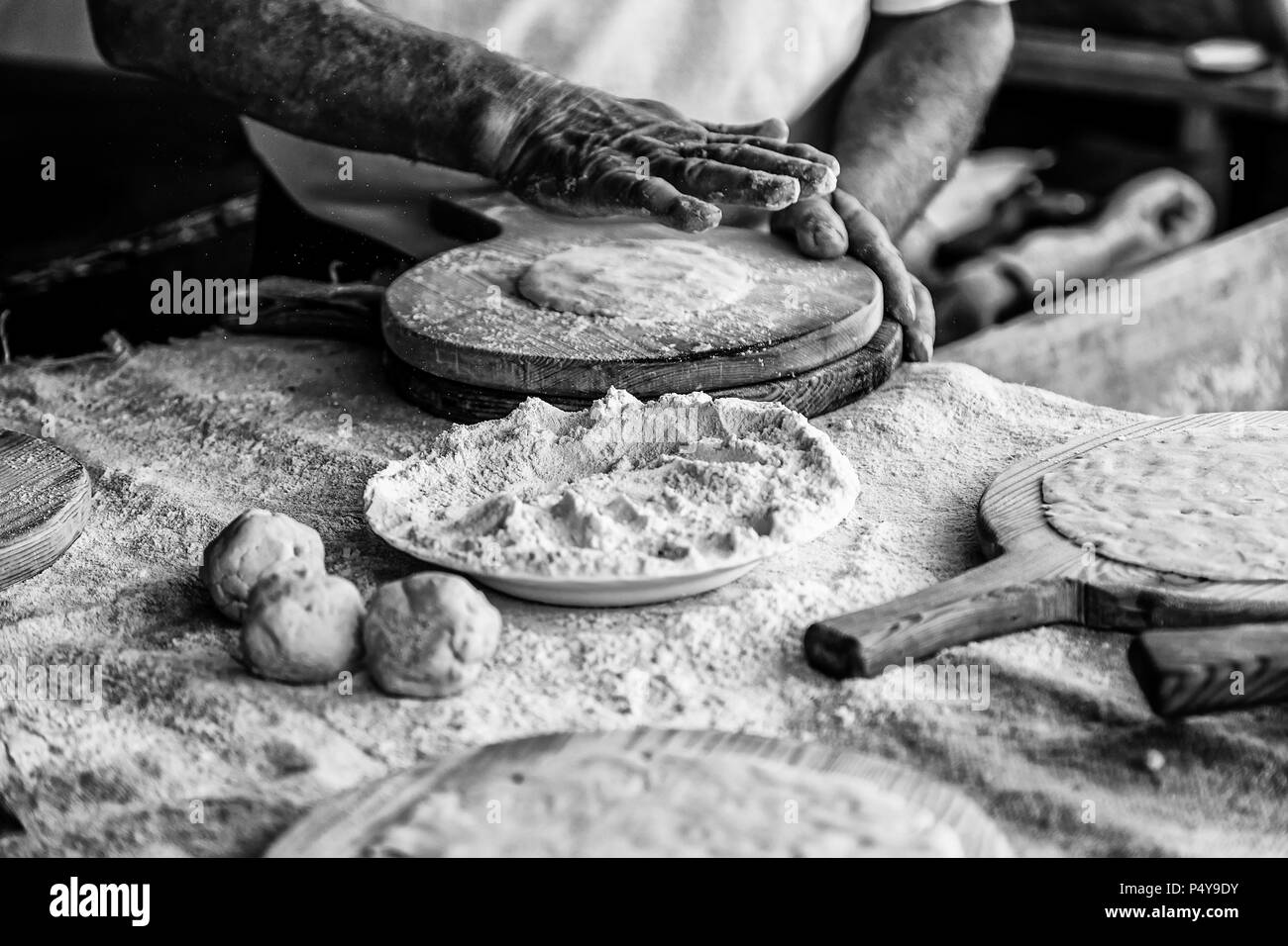 Pâte à pétrir dans une boulangerie traditionnelle, le détail de la fabrication du pain en espagne Banque D'Images