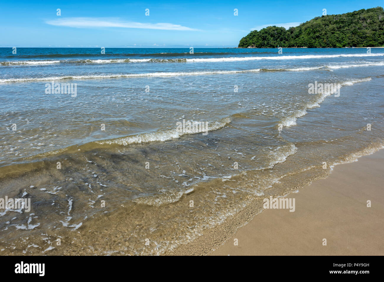 Les vagues de la mer de Chine du Sud sur pause à la plage à Kota Kinabalu, Malaisie, Bornéo Banque D'Images