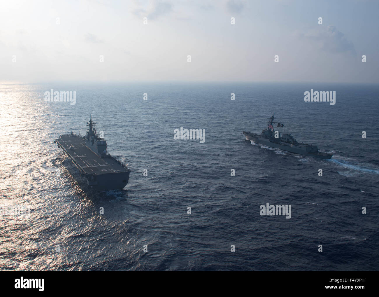 180623-N-E356-0266 de l'OCÉAN PACIFIQUE (le 23 juin 2018) missiles américain USS William P. Lawrence (DDG 110) passe au Japon d'autodéfense maritime JS destroyer DDH 182 (ISE) de mener un groupe de formation de voile. Voiles de groupe sont l'occasion pour les équipages de se concentrer sur le travail en équipe, la communication, et perfectionner les compétences en mer. (U.S. Photo par marine Spécialiste de la communication de masse 2e classe Jessica O. Blackwell/libérés) Banque D'Images