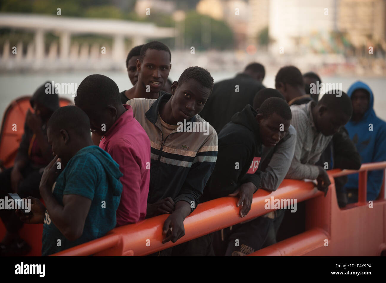 Les migrants, qui ont été sauvés d'un canot à la mer Méditerranée, à bord de stand dans le canot de sauvetage après leur arrivée au Port de Malaga. Les membres de la sécurité maritime espagnol a sauvé 314 migrants à bord six canots près de la côte de Malaga et porté sur le port de Malaga, où ils étaient assistés par la Croix Rouge Espagnole. Un total de 769 migrants ont été secourus ce samedi à partir de la mer d'Alboran, Îles Canaries et du détroit de Gibraltar à bord 25 dériveurs. Banque D'Images