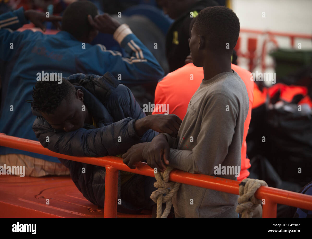 Les migrants, qui ont été sauvés d'un canot à la mer Méditerranée, reste à bord du bateau après leur arrivée au Port de Malaga. Les membres de la sécurité maritime espagnol a sauvé 314 migrants à bord six canots près de la côte de Malaga et porté sur le port de Malaga, où ils étaient assistés par la Croix Rouge Espagnole. Un total de 769 migrants ont été secourus ce samedi à partir de la mer d'Alboran, Îles Canaries et du détroit de Gibraltar à bord 25 dériveurs. Banque D'Images