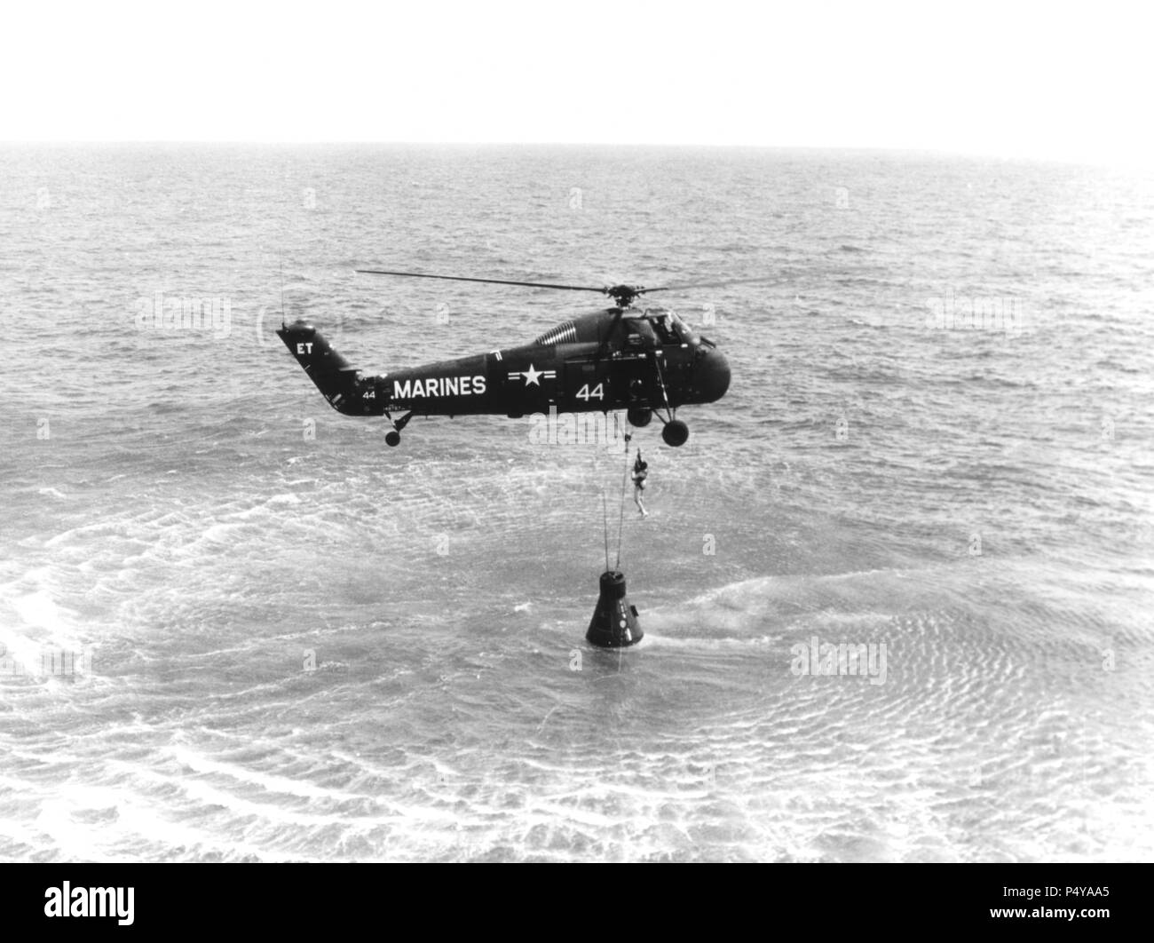 L'astronaute Alan B. Shepard Jr. est secouru par un hélicoptère de la Marine américaine à la fin de son vol suborbital le 5 mai 1961, dans le but de la côte est de la Floride. Banque D'Images