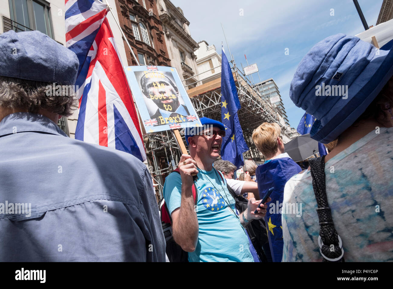 Londres, Royaume-Uni. 23 juin 2018. Plus de 100 000 personnes ont défilé dans le centre de Londres à la demande d'un vote final sur toute la France, sortie à l'occasion du deuxième anniversaire de l'Brexit vote. Anti-Brexit ont voyagé de marcheurs à travers le pays pour rejoindre la manifestation, organisée par un certain nombre de Westminster et les groupes de pression et marque le lancement d'une campagne nationale de pétition pour une "voix". Londres, Royaume-Uni. 23 Juin 2018 Crédit : Mike Abrahams/Alamy Live News Banque D'Images