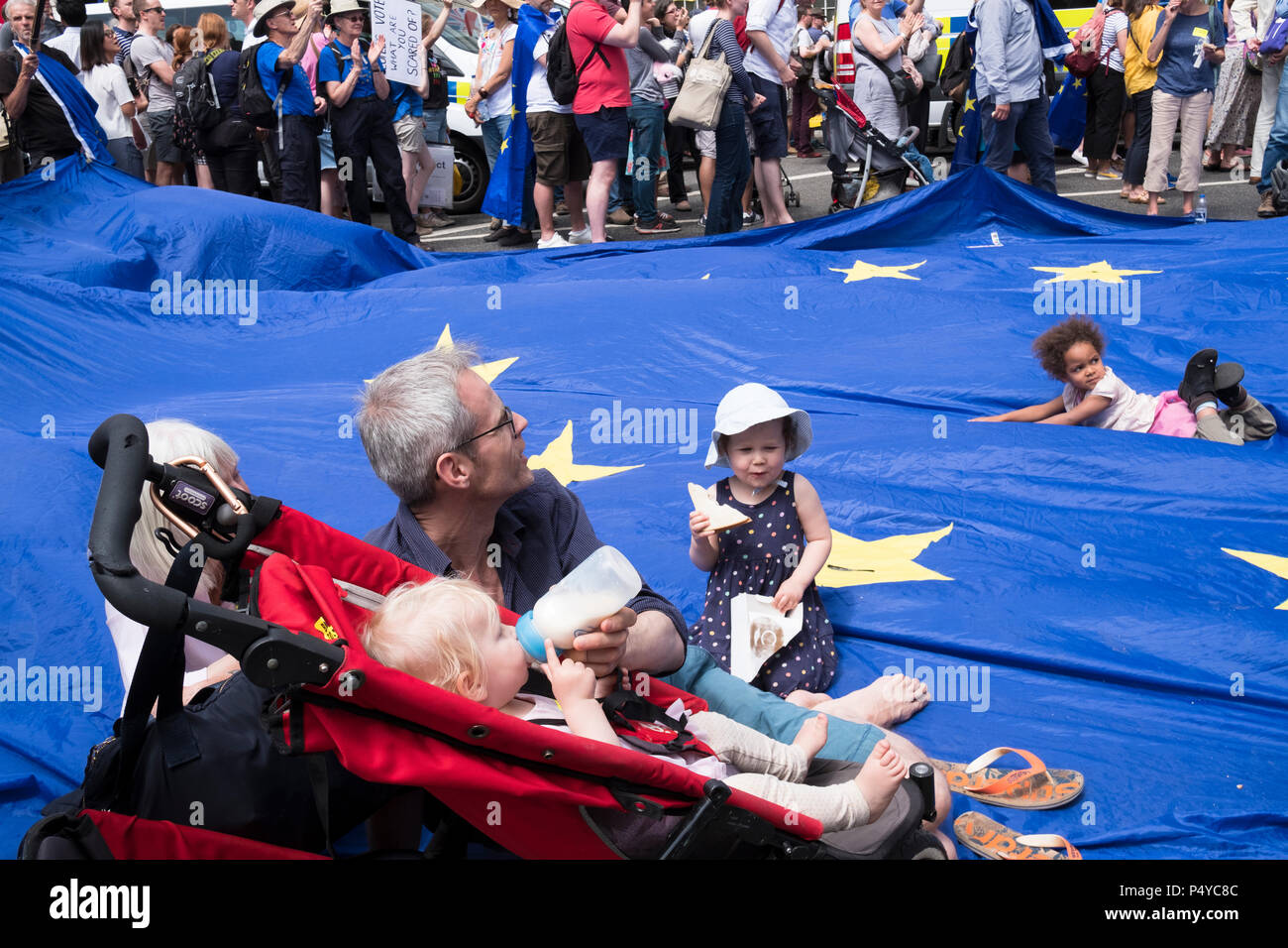 Londres, Royaume-Uni. 23 juin 2018. Plus de 100 000 personnes ont défilé dans le centre de Londres à la demande d'un vote final sur toute la France, sortie à l'occasion du deuxième anniversaire de l'Brexit vote. Anti-Brexit ont voyagé de marcheurs à travers le pays pour rejoindre la manifestation, organisée par un certain nombre de Westminster et les groupes de pression et marque le lancement d'une campagne nationale de pétition pour une "voix". Londres, Royaume-Uni. 23 Juin 2018 Crédit : Mike Abrahams/Alamy Live News Banque D'Images