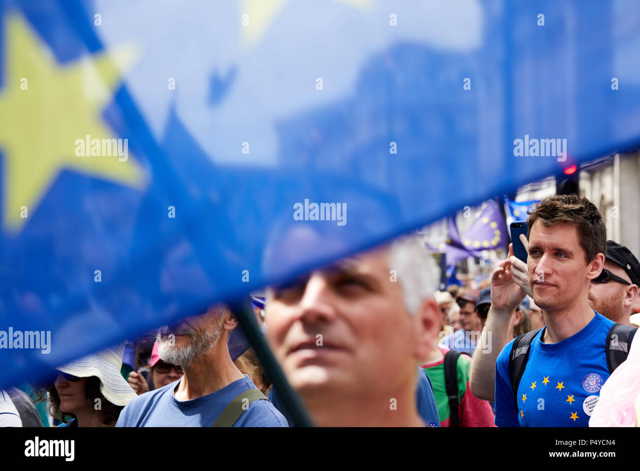 Londres, Royaume-Uni. 23 juin 2018 marcheurs : sur le vote du peuple en mars, devant un drapeau de l'UE. Crédit : Kevin Frost/Alamy Live News Banque D'Images