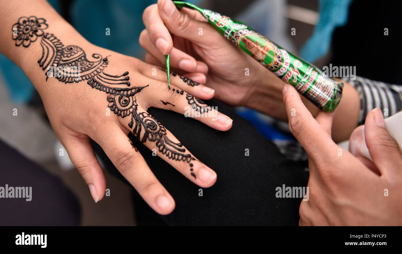 Londres, Royaume-Uni. 23 juin 2018. Une femme a l'henné appliqué au cours  de l'EID Festival à Trafalgar Square, un événement organisé par le maire de  Londres. Le maire, le festival a lieu