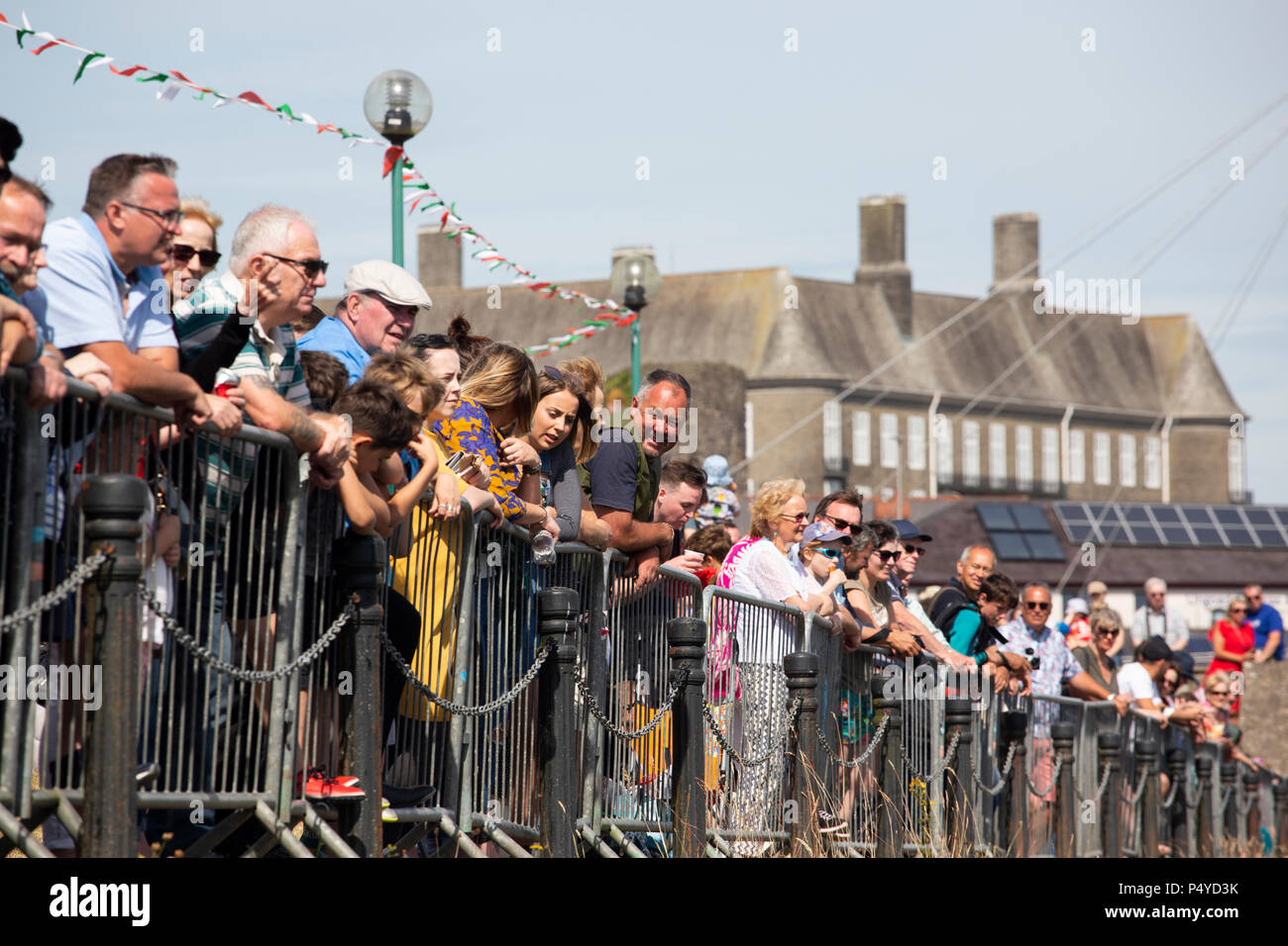 Afon Tywi, Carmarthen, pays de Galles, Royaume-Uni. Samedi 23 juin 2018. Spectateurs regarder les courses sur la Tywi dans le cadre du rapport annuel de Carmarthen River Festival Crédit : Gruffydd Thomas/Alamy Live News Banque D'Images
