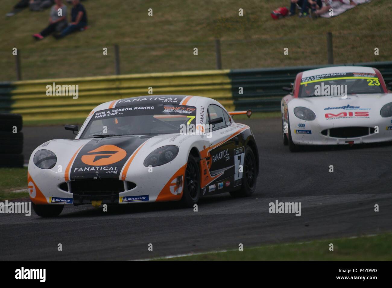 Dalton sur les tés, en Angleterre, 23 juin 2018. Greg Johnson, du sport automobile d'élite en avant de Lorcan Hanafin de Douglas Motorsport dans la série 10 du Championnat Junior Ginetta Croft Circuit. Crédit : Colin Edwards/Alamy Live News. Banque D'Images