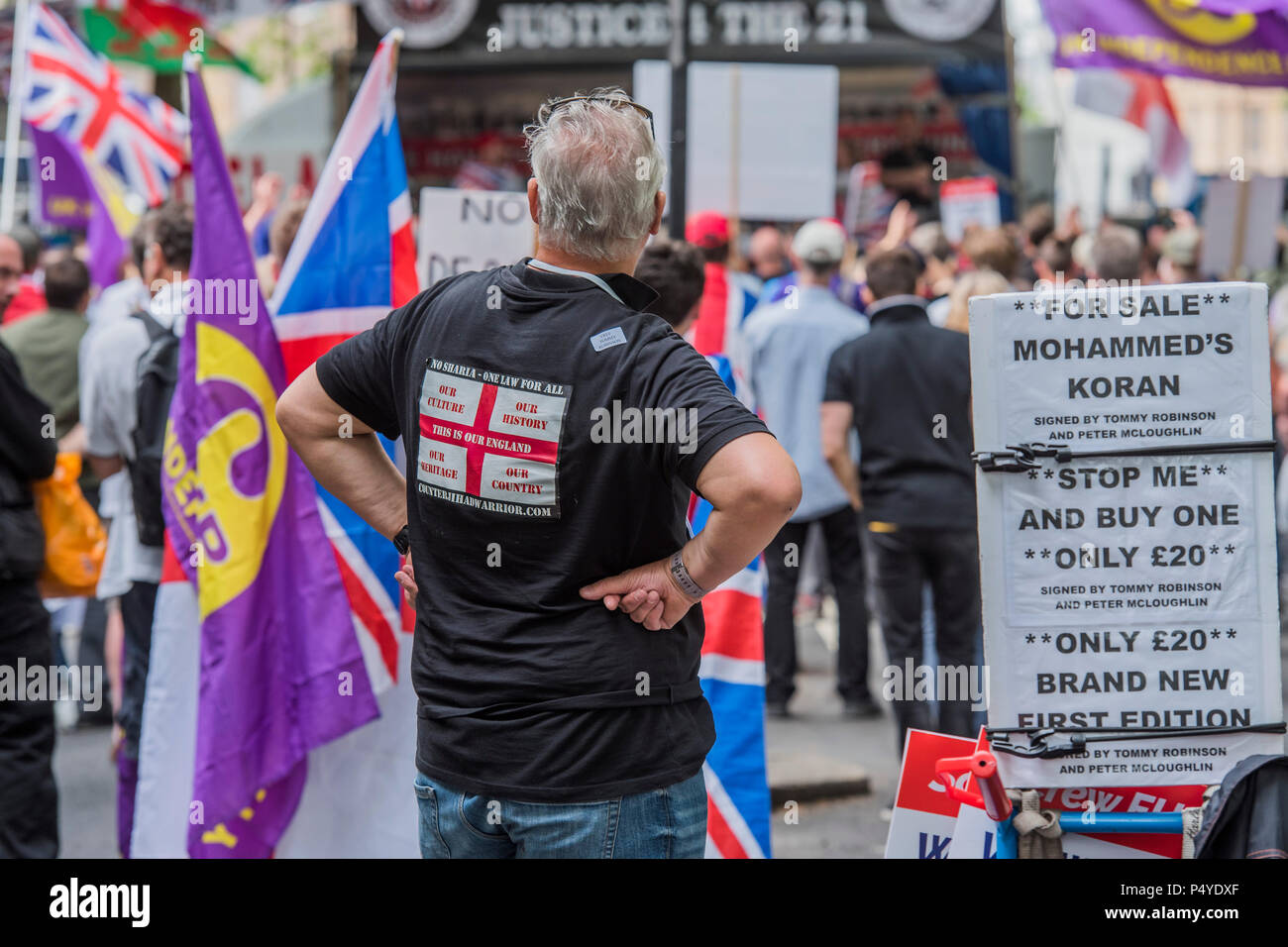 Londres, Royaume-Uni. 23 juin 2018. Un compteur de mars par une centaine de manifestants de droite appel à Brexit, la liberté de Tommy Robinson, sous le slogan "vrais hommes lutter', et le droit à la liberté de parole. Ils sont kettled par la police avant qu'ils arrivent à la place du Parlement. Le groupe a été organisé par l'Alliance et l'gars de football la liberté d'association. Crédit : Guy Bell/Alamy Live News Banque D'Images