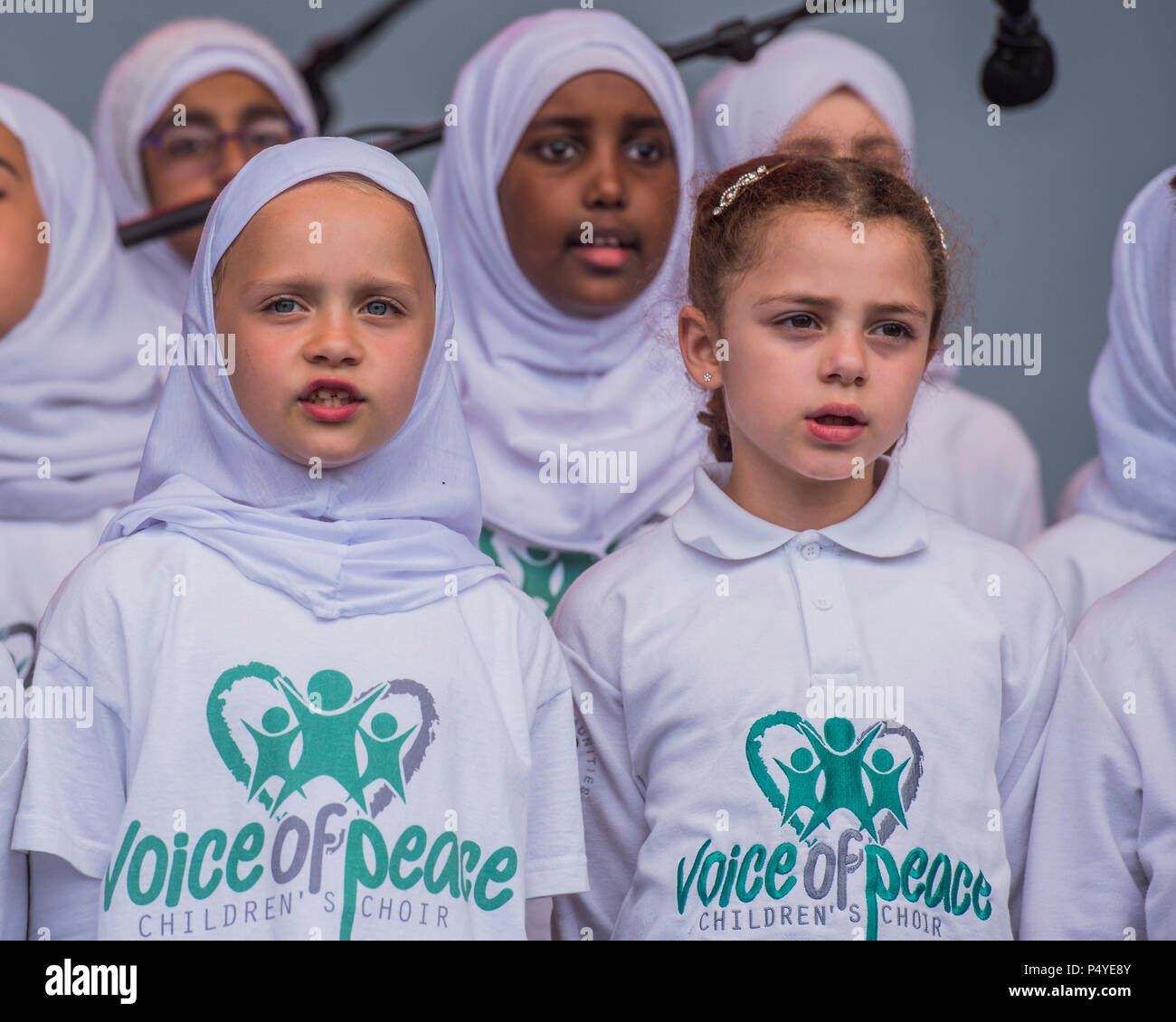 Londres, Royaume-Uni. 23 juin 2018. Voix de la paix Chorale pour enfants - 13e Festival de l'aïd sur Trafalgar Square pour célébrer la fin du Ramadan. Crédit : Guy Bell/Alamy Live News Banque D'Images