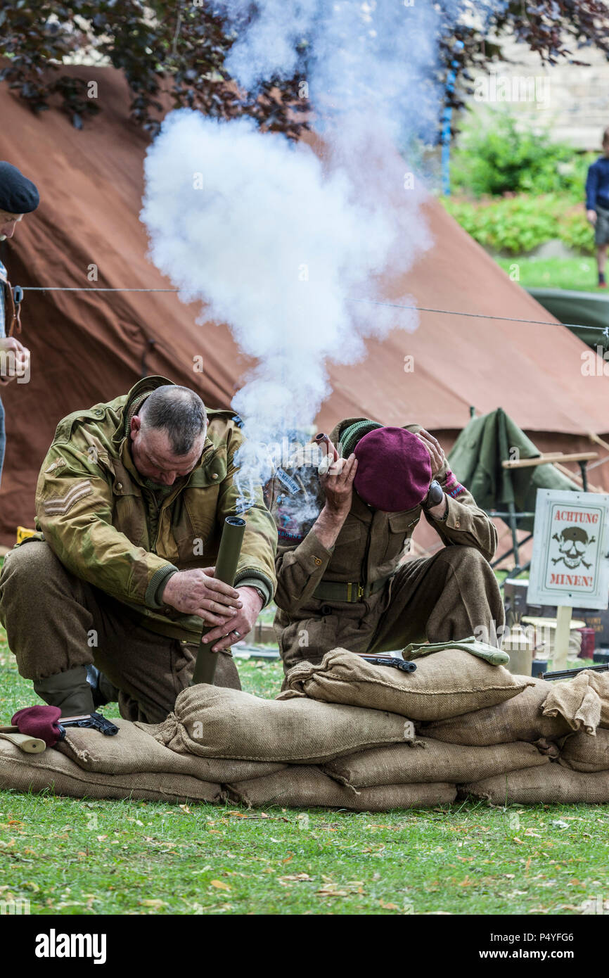 Teesdale, Barnard Castle, comté de Durham. Samedi 23 juin 2018. Le marché nord-est Ville de Barnard Castle fit un pas en arrière dans le temps aujourd'hui quand les gens habillés en vêtements vintage des années 40 et 2ème Guerre Mondiale, des uniformes dans le cadre de l'Barnard Castle 1940 Fin de semaine. Cela comprenait un défilé par un Spitfire de la seconde guerre mondiale et affiche par de reconstitution historique. David Forster/Alamy Live News Banque D'Images