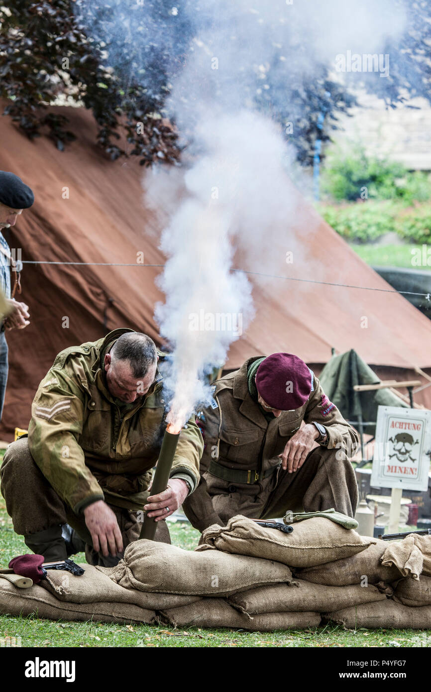 Teesdale, Barnard Castle, comté de Durham. Samedi 23 juin 2018. Le marché nord-est Ville de Barnard Castle fit un pas en arrière dans le temps aujourd'hui quand les gens habillés en vêtements vintage des années 40 et 2ème Guerre Mondiale, des uniformes dans le cadre de l'Barnard Castle 1940 Fin de semaine. Cela comprenait un défilé par un Spitfire de la seconde guerre mondiale et affiche par de reconstitution historique. David Forster/Alamy Live News Banque D'Images