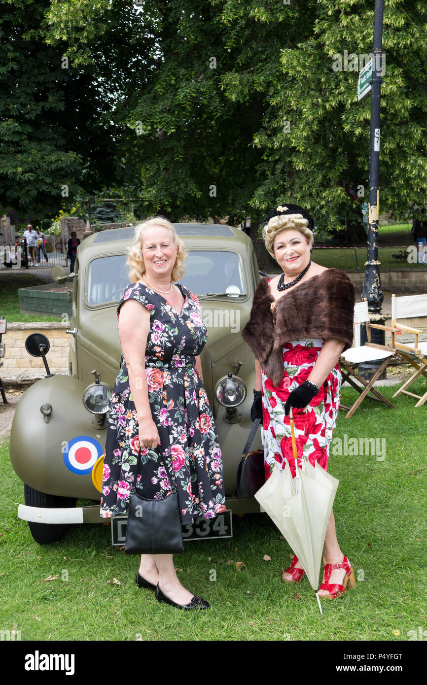 Teesdale, Barnard Castle, comté de Durham. Samedi 23 juin 2018. Le marché nord-est Ville de Barnard Castle fit un pas en arrière dans le temps aujourd'hui quand les gens habillés en vêtements vintage des années 40 et 2ème Guerre Mondiale, des uniformes dans le cadre de l'Barnard Castle 1940 Fin de semaine. Cela comprenait un défilé par un Spitfire de la seconde guerre mondiale et affiche par de reconstitution historique. David Forster/Alamy Live News Banque D'Images