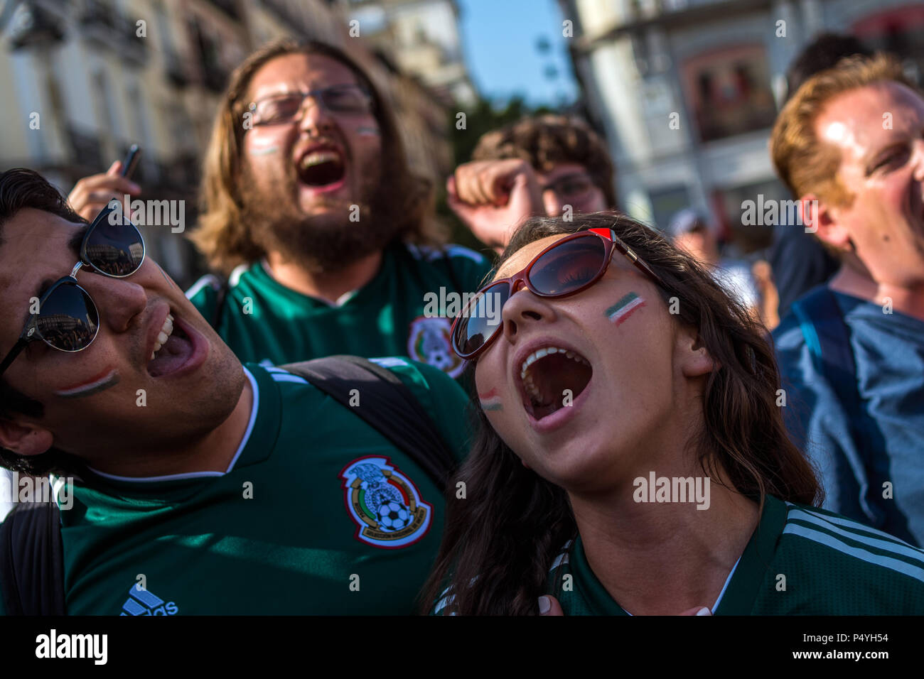 Madrid, Espagne. 23 Juin, 2018. Mexique fans célébrer à Puerta de Sol après leur victoire sur la Corée du Sud pendant la Coupe du Monde de la Fifa 2018 en Russie, à Madrid, Espagne. Credit : Marcos del Mazo/Alamy Live News Banque D'Images
