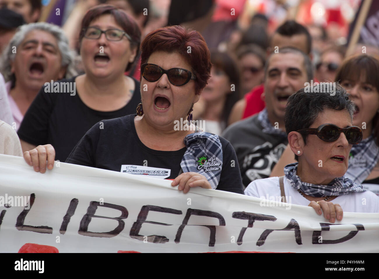 Madrid, Espagne. 23 Juin, 2018. Manifestant scandant des slogans demandant la libération de la jeunesse d'Altsasu. Des milliers de manifestants ont défilé à l'appui des jeunes de l'Altsasu (Navarre) à Madrid. Ils exigent la liberté pour les huit jeunes condamnés à entre 2 et 13 ans de prison pour avoir agressé deux gardes civils et leurs partenaires à Alsasua (Navarre) en 2016, au cri de "qu'une barbarie , Alsasua en prison et la Manada dans la liberté '. Credit : SOPA/Alamy Images Limited Live News Banque D'Images