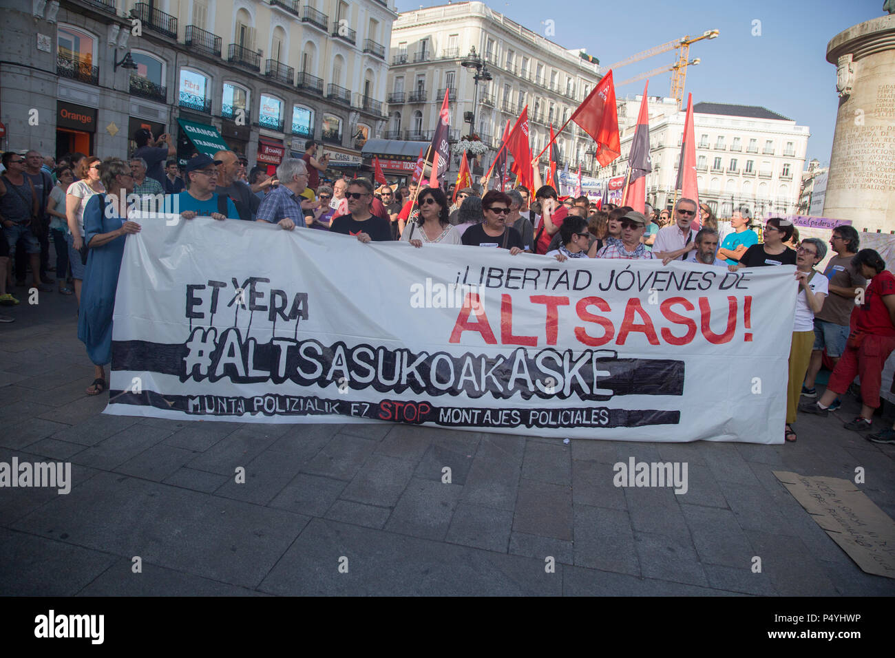 Madrid, Espagne. 23 Juin, 2018. Vu un manifestant tenant une bannière lors de la manifestation. Des milliers de manifestants ont défilé à l'appui des jeunes de l'Altsasu (Navarre) à Madrid. Ils exigent la liberté pour les huit jeunes condamnés à entre 2 et 13 ans de prison pour avoir agressé deux gardes civils et leurs partenaires à Alsasua (Navarre) en 2016, au cri de "qu'une barbarie , Alsasua en prison et la Manada dans la liberté '. Credit : SOPA/Alamy Images Limited Live News Banque D'Images