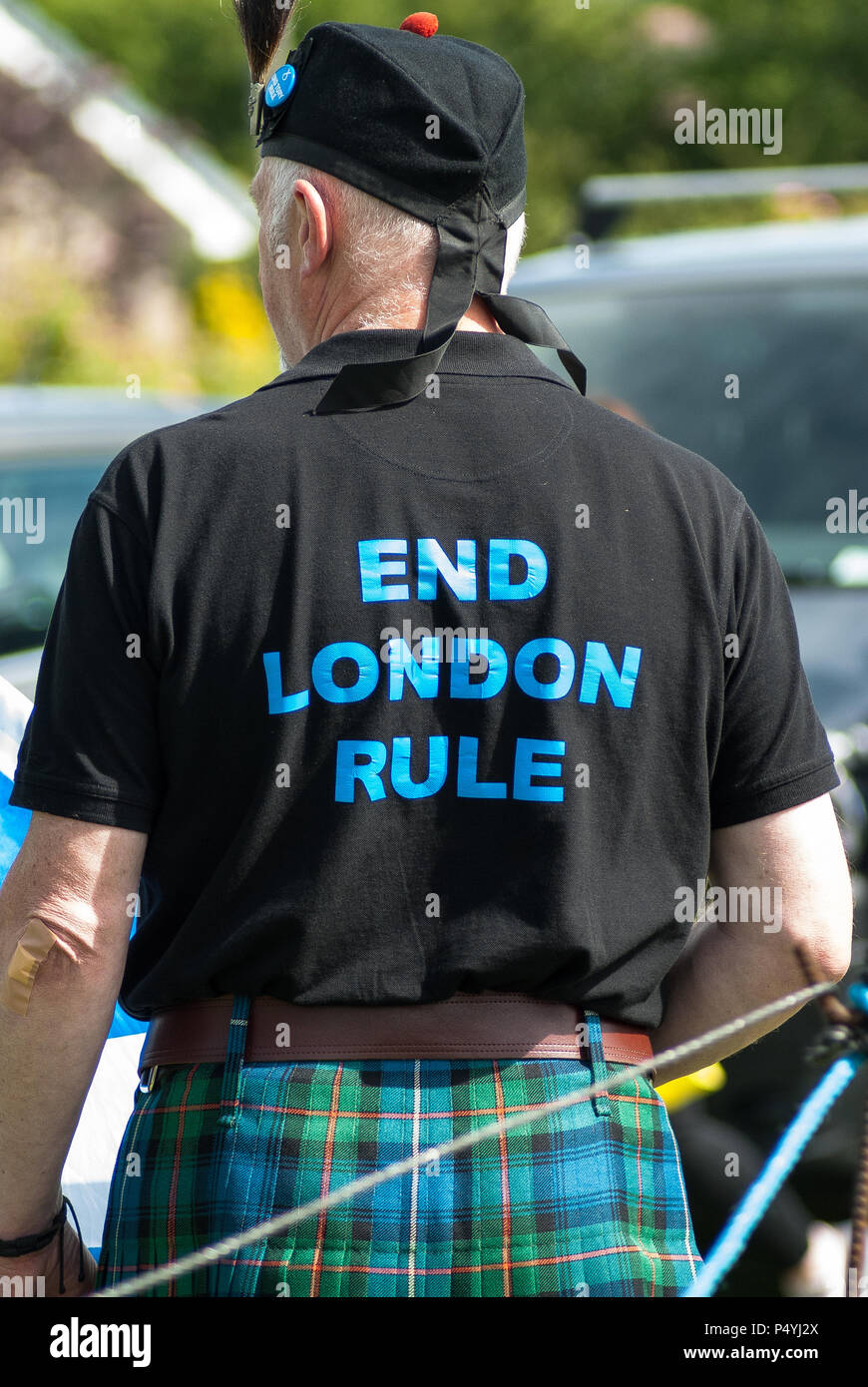 Bannockburn, UK. 23 Juin, 2018. Un homme photographié portant un T-Shirt qui lit 'END LONDRES RÈGLE' sur l'arrière de celui-ci. Des milliers de partisans de l'indépendance écossaise ont défilé à Stirling et Bannockburn dans le cadre de la "tous sous une même bannière' contre, comme la coalition vise à exécuter de tels cas jusqu'à ce que l'Écosse est "libre". Credit : SOPA/Alamy Images Limited Live News Banque D'Images