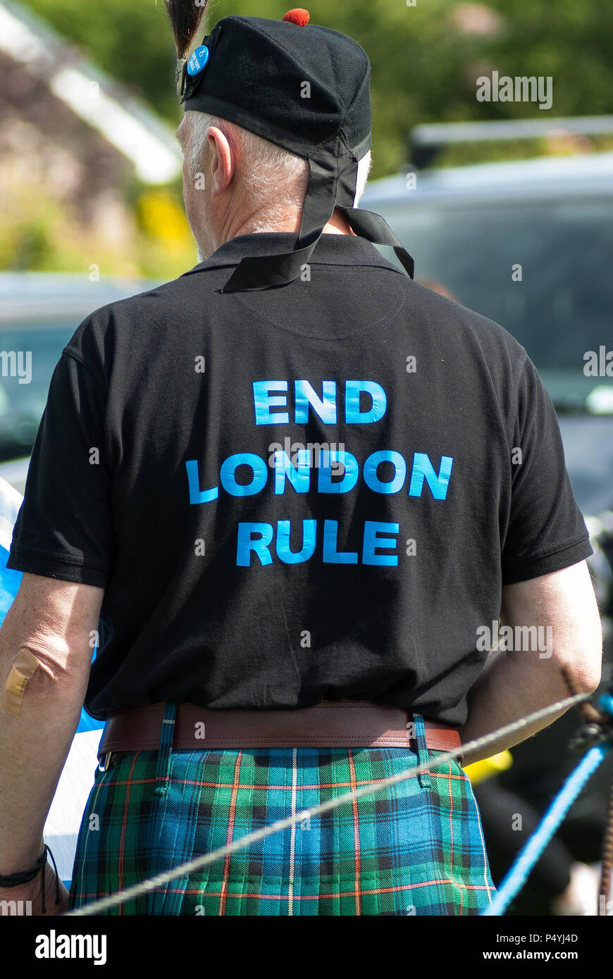 Bannockburn, Stirlingshire, UK. 23 Juin, 2018. Un homme photographié portant un T-Shirt qui lit ''fin de l'article Londres'' sur l'arrière de celui-ci.Des milliers de partisans de l'indépendance écossaise ont défilé à Stirling et Bannockburn dans le cadre de la '' 'tous' sous une bannière de protestation, comme la coalition vise à exécuter de tels cas jusqu'à ce que l'Ecosse est '' 'libre de droits Photo crédit : Stewart Kirby/SOPA Images/ZUMA/Alamy Fil Live News Banque D'Images