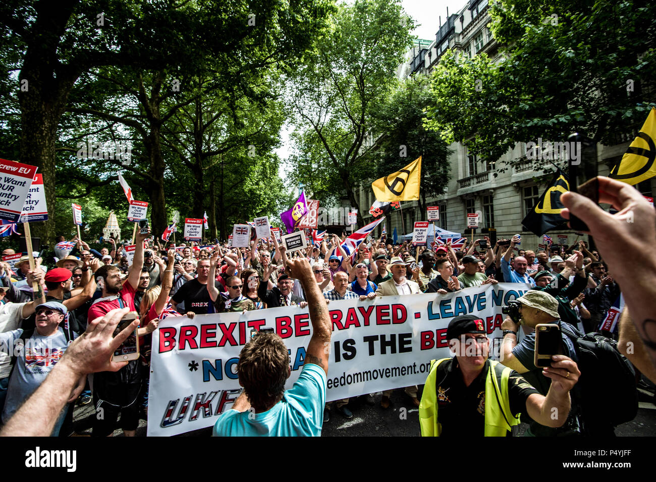 Londres, Royaume-Uni. 23 Juin, 2018. Le chef de la marche d'arriver au parlement. Le Royaume-Uni l'unité et la liberté Mars a été la célébration du vote de quitter l'Union européenne. Credit : SOPA/Alamy Images Limited Live News Banque D'Images