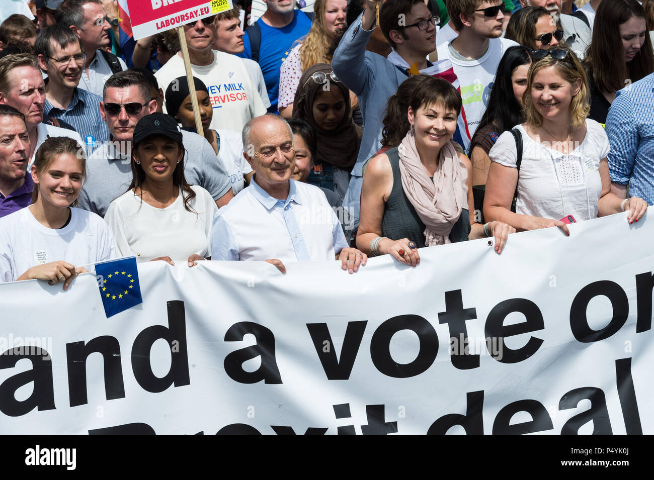 Londres, Royaume-Uni. 23 Juin, 2018. Militante Anti-Brexit Gina Miller (2L), l'acteur Sir Tony Robinson (C) et la chef du Parti Vert, Caroline Lucas (CR) s'est joint à une centaine de milliers de partisans anti-Brexit prenant part à vote du peuple dans le centre de Londres mars suivie d'un rassemblement à la place du Parlement sur un deuxième anniversaire de l'Brexit référendum. Les manifestants exigent que les conditions définitives de l'Brexit deal négocié par le gouvernement sont mis devant les citoyens britanniques dans un vote public. Credit : Wiktor Szymanowicz/Alamy Live News Banque D'Images