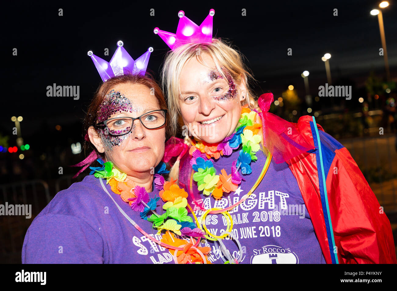 Warrington, Royaume-Uni. 23 Juin, 2018. 23 juin 2018 - Starlight chers à pied, une seule marche parrainée chers qui commence à minuit au Jubilé d'Orford Centre de quartier. L'objectif est d'amasser le plus d'argent possible au Saint Rocco's Hospice d'un organisme de bienfaisance enregistré qui fournit des soins spécialisés et un soutien au sein de Warrington, aide les personnes qui sont aux prises avec une maladie mortelle. Crédit : John Hopkins/Alamy Live News Banque D'Images