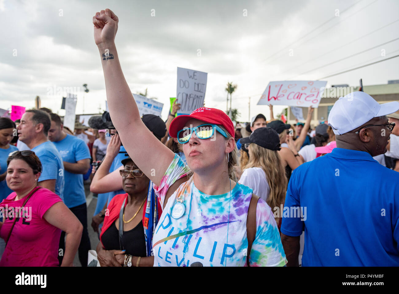 Miami, USA. 23 juin 2018. L'extérieur de marcheurs d'abris temporaires pour Homestead Enfants non accompagnés qui protestaient contre l'emporte sur la politique de séparation de la famille. William C. Bunce/Alamy Live News Banque D'Images