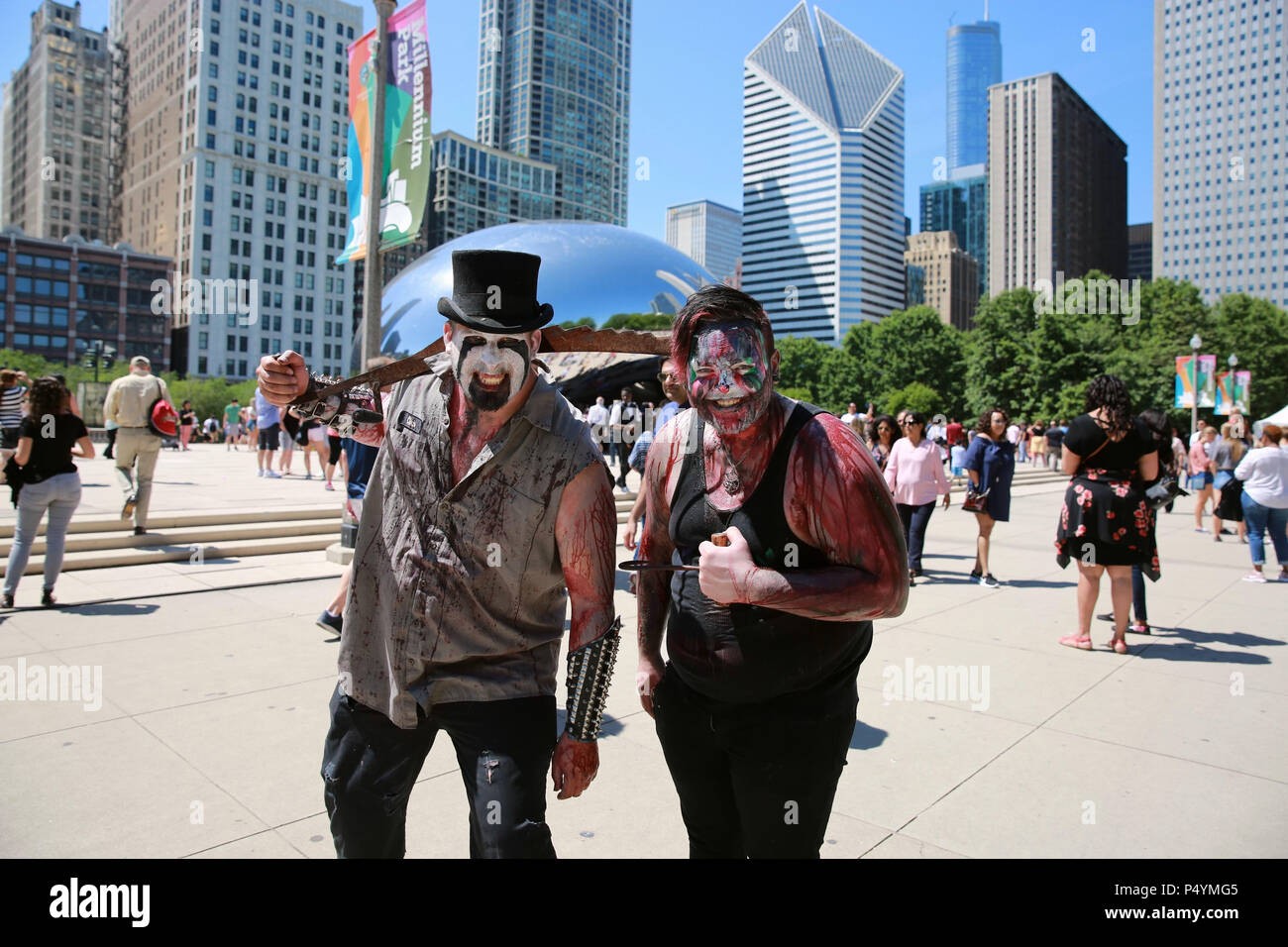 Chicago, USA. 23 Juin, 2018. Deux personnes déguisés en zombies posent pour des photos au Millennium Park de Chicago, aux États-Unis, le 23 juin 2018. Les amateurs de cosplay déguisés en zombies rencontrés pour l'amusement au Millennium Park de Chicago samedi. Credit : Wang Ping/Xinhua/Alamy Live News Banque D'Images