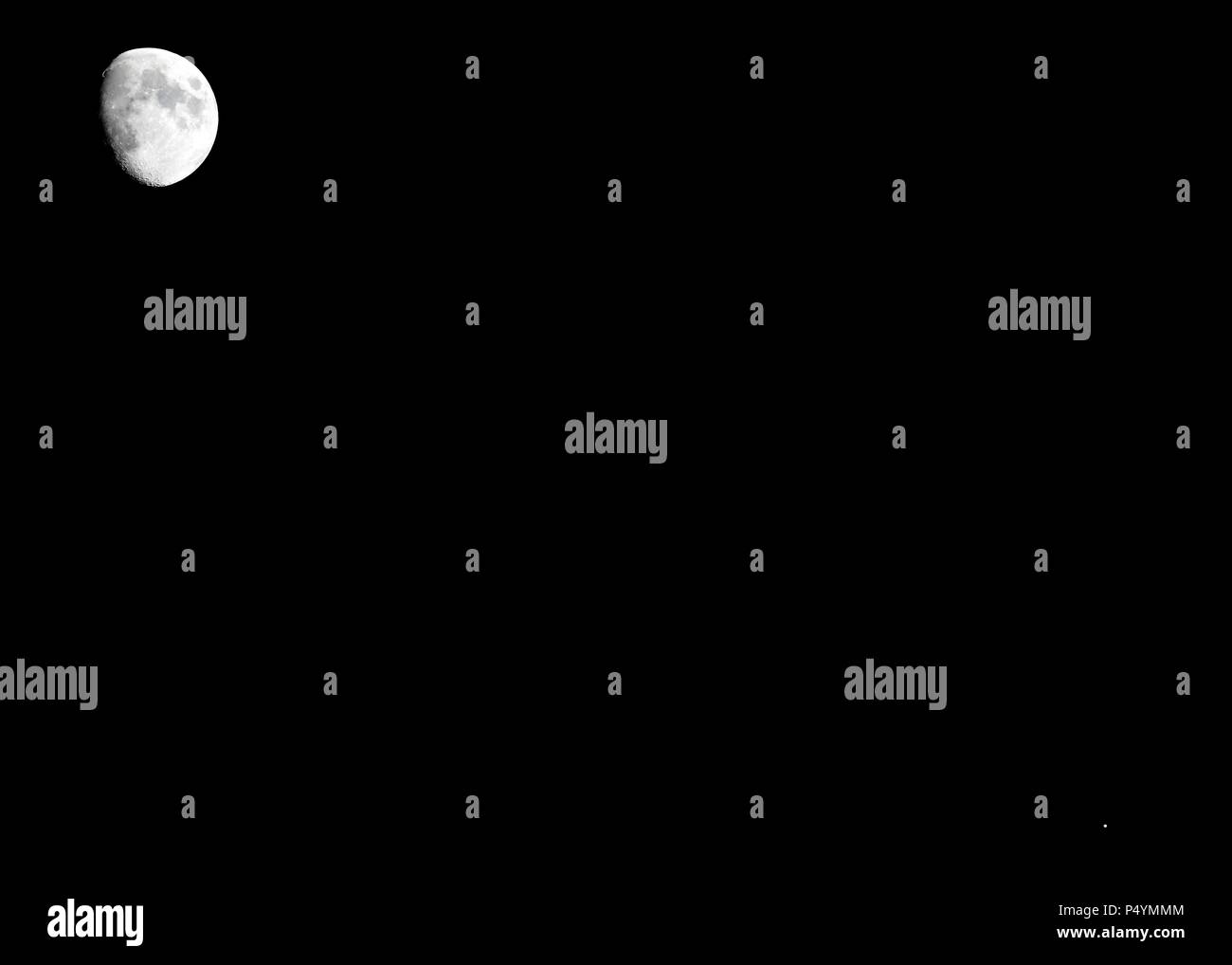 Lune gibbeuse passant par Jupiter le 23 juin 2018, tout en étant vu de Washington DC, USA. Banque D'Images