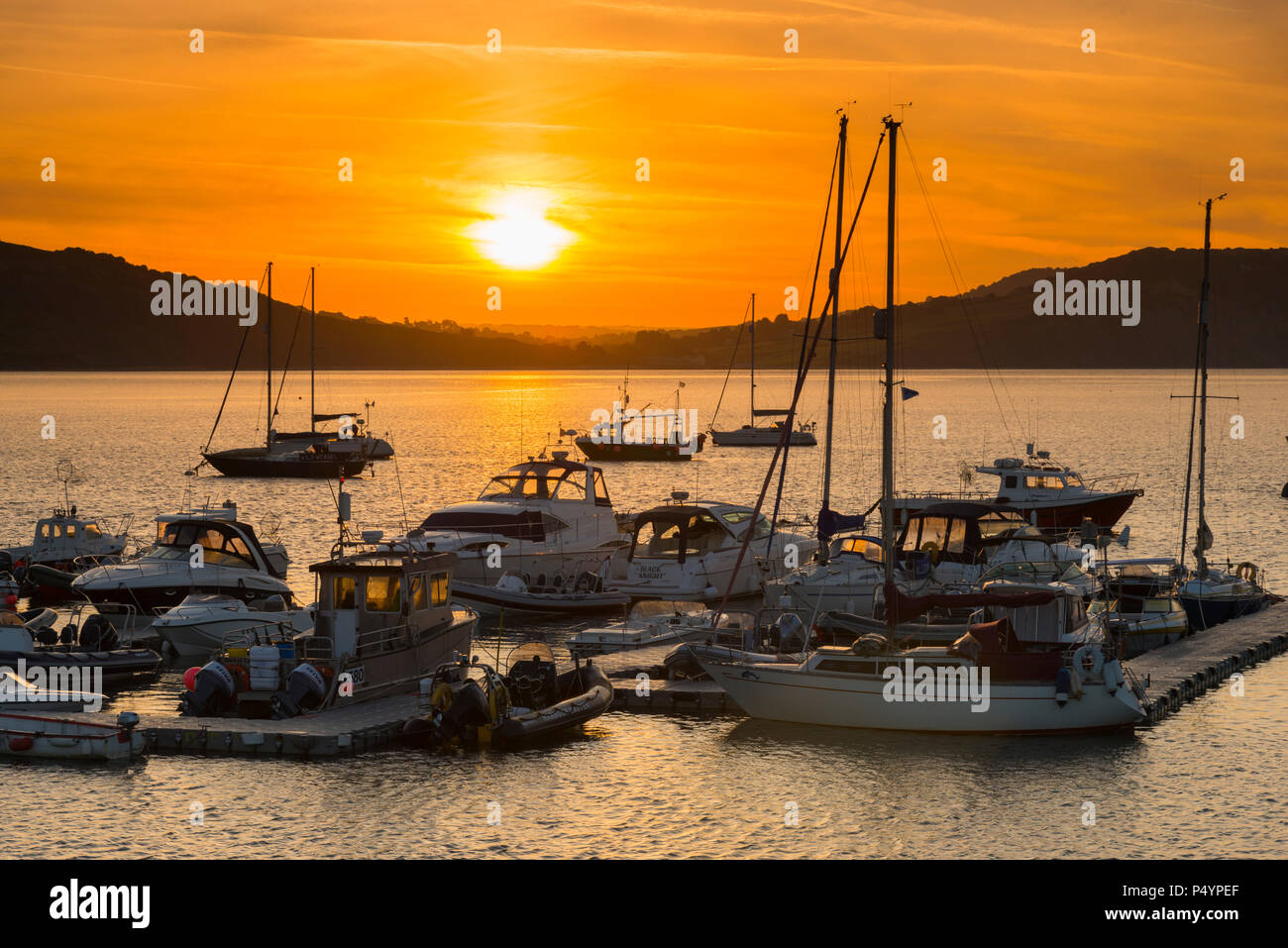 Lyme Regis, dans le Dorset, UK. 24 juin 2017. Météo britannique. La lumière orangée de l'aube au port de Cobb à la station balnéaire de Lyme Regis dans le Dorset. Crédit photo : Graham Hunt/Alamy Live News Banque D'Images