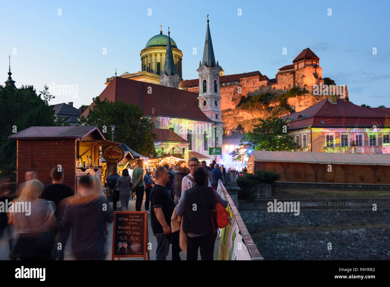 Esztergom (Gran) : rivière Kis Duna (Petit Danube), la colline du Château, la Basilique, le centre-ville de paroisse à l'église lors d'un festival en Hongrie, Komarom-Esztergom, Banque D'Images