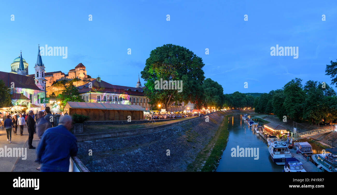 Esztergom (Gran) : rivière Kis Duna (Petit Danube), Colline du Château, Basilique, église paroissiale du centre-ville, restaurant-navire à un festival en Hongrie, Komarom-Eszt Banque D'Images